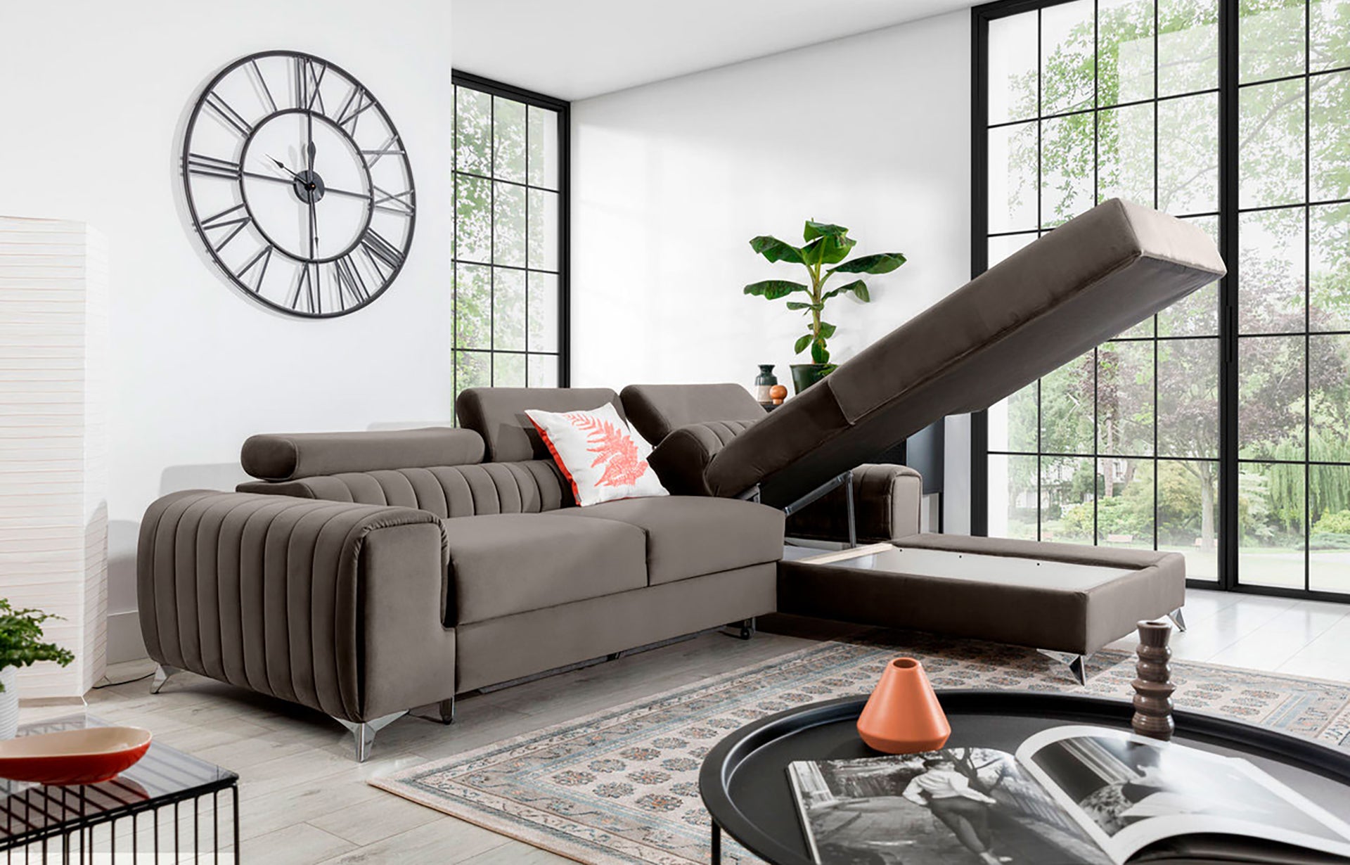 Narożnik Grayson Loco 04 jasnoszary z otwartym pojemnikiem na pościel – praktyczny szezlong w układzie prawym.