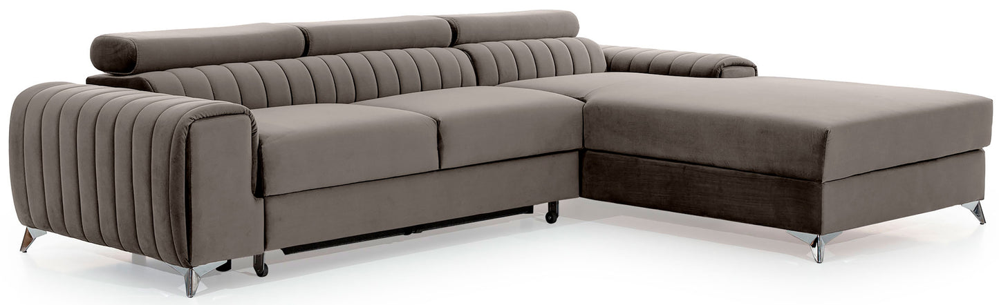 Narożnik Grayson Loco 04 jasnoszary, układ prawy – widok z boku, ozdobne pionowe przeszycia i chromowane nóżki w nowoczesnym stylu.