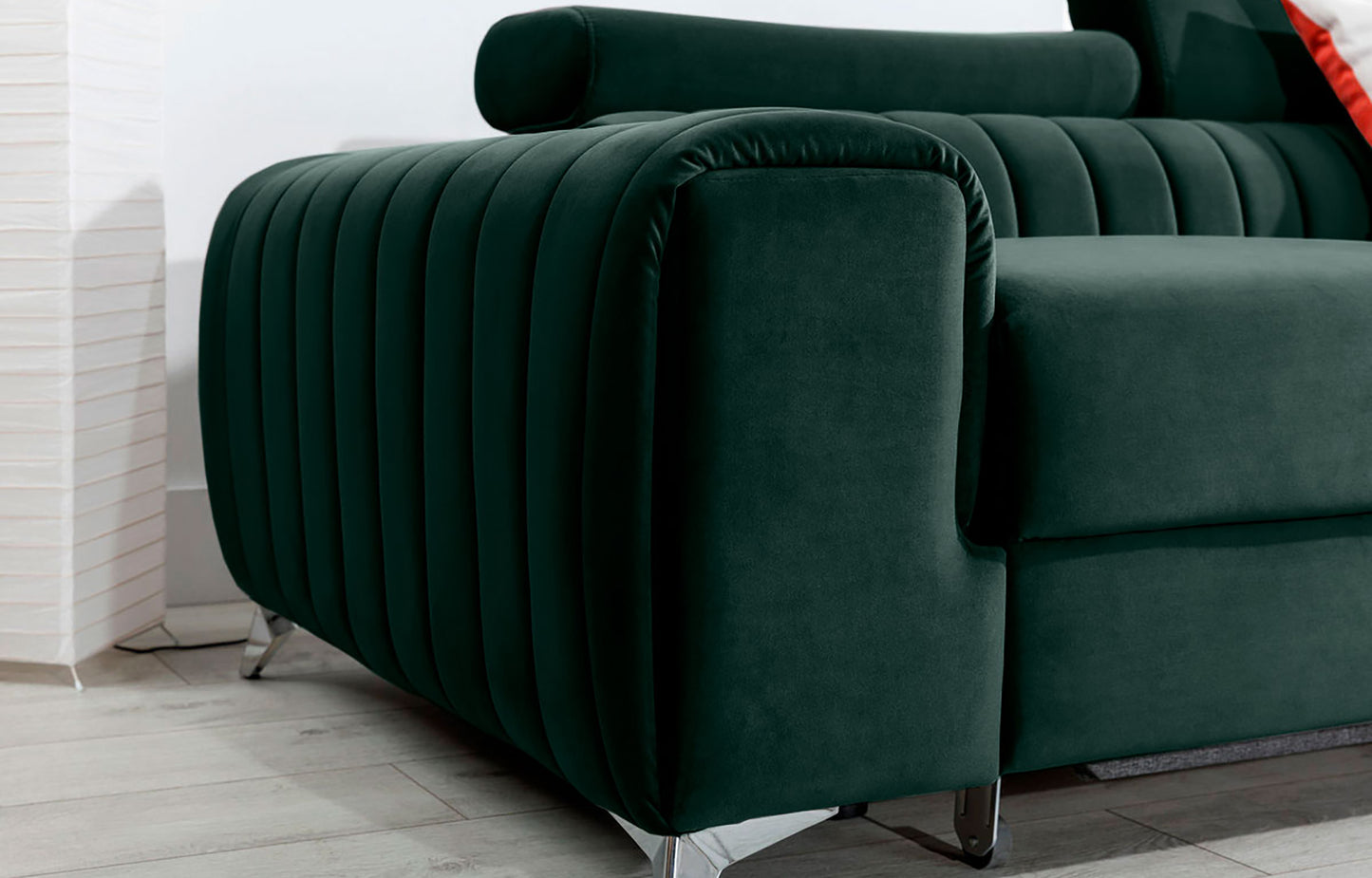 Zbliżenie na podłokietnik narożnika Grayson Loco 35 zielony – miękka tkanina i staranne pionowe przeszycia.