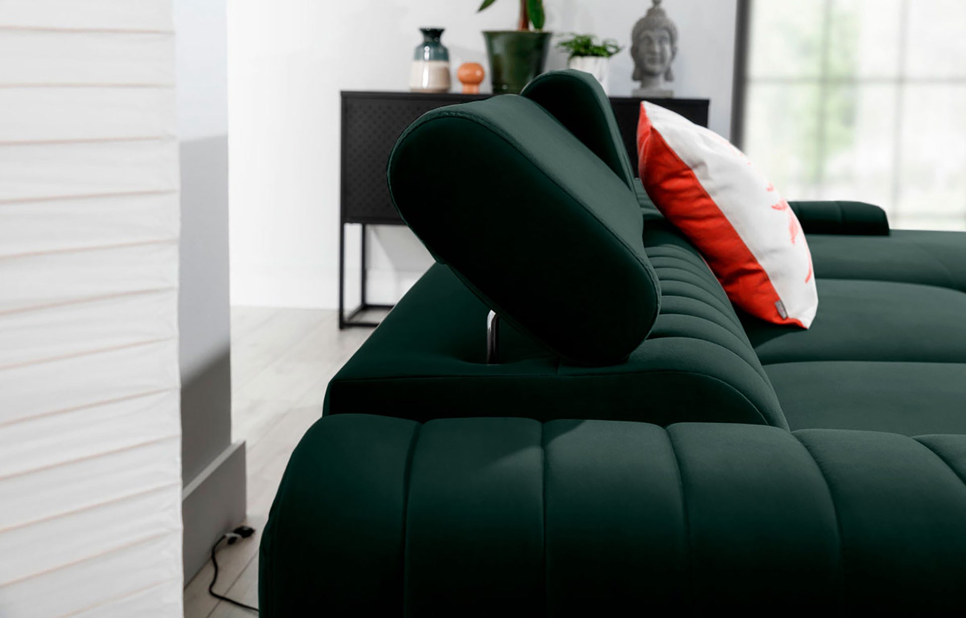 Regulowany zagłówek narożnika Grayson w kolorze Loco 35 zielony – detal pokazujący wygodne oparcie i wysoką jakość wykonania.