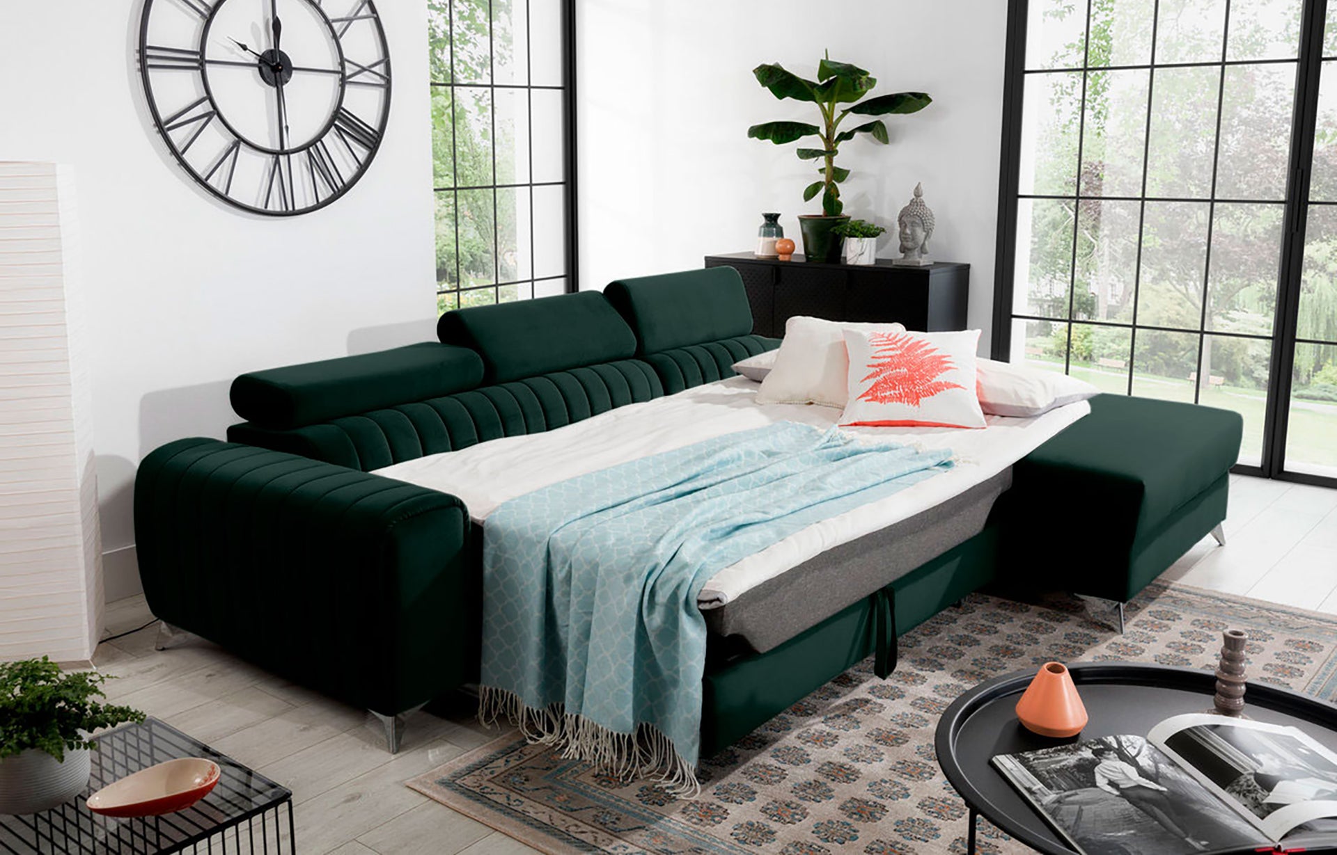 Narożnik Grayson Loco 35 zielony rozłożony do funkcji spania – komfortowa powierzchnia do snu w eleganckiej aranżacji wnętrza.