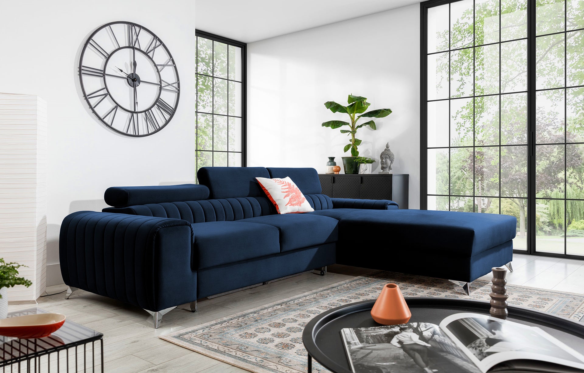 Narożnik Grayson Monolith 79 granatowy w aranżacji salonu z jasnymi dodatkami i dużymi oknami – stylowy układ prawy.