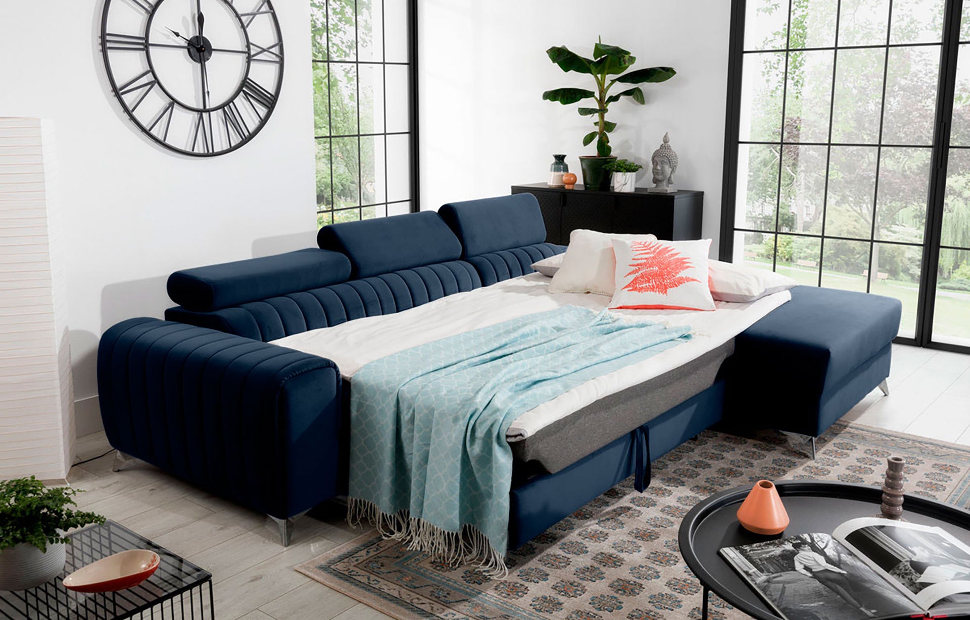 Narożnik Grayson Monolith 79 granatowy rozłożony do funkcji spania – komfortowa powierzchnia do snu w eleganckiej aranżacji wnętrza.