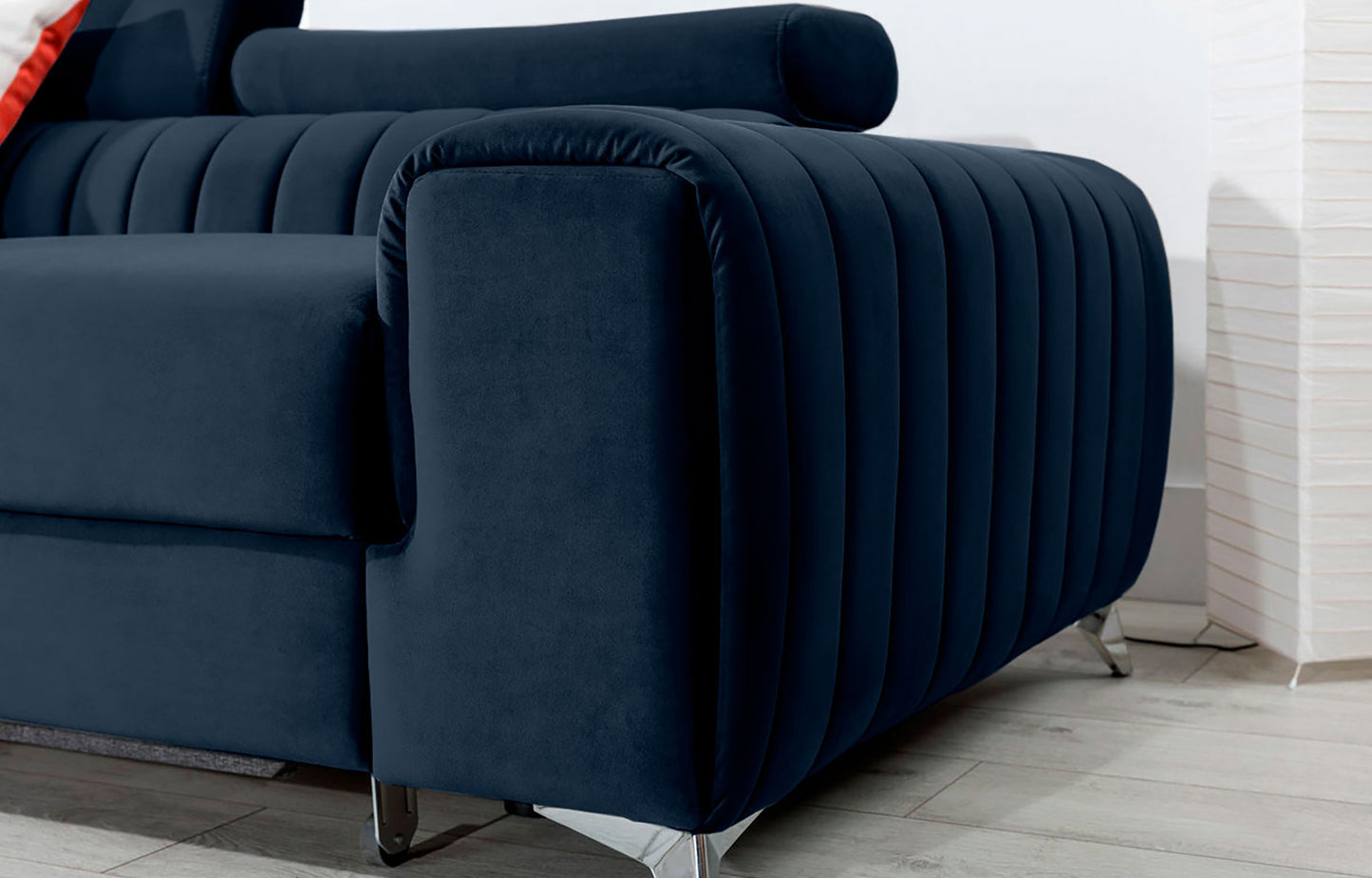 Zbliżenie na podłokietnik narożnika Grayson Monolith 79 niebieski – miękka tkanina i staranne pionowe przeszycia.