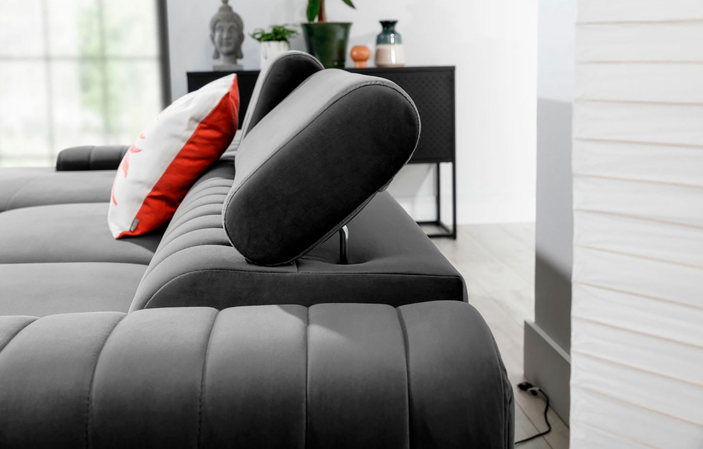 Regulowany zagłówek narożnika Grayson w kolorze Nube 03 jasnoszary – detal prezentujący komfortowe oparcie.