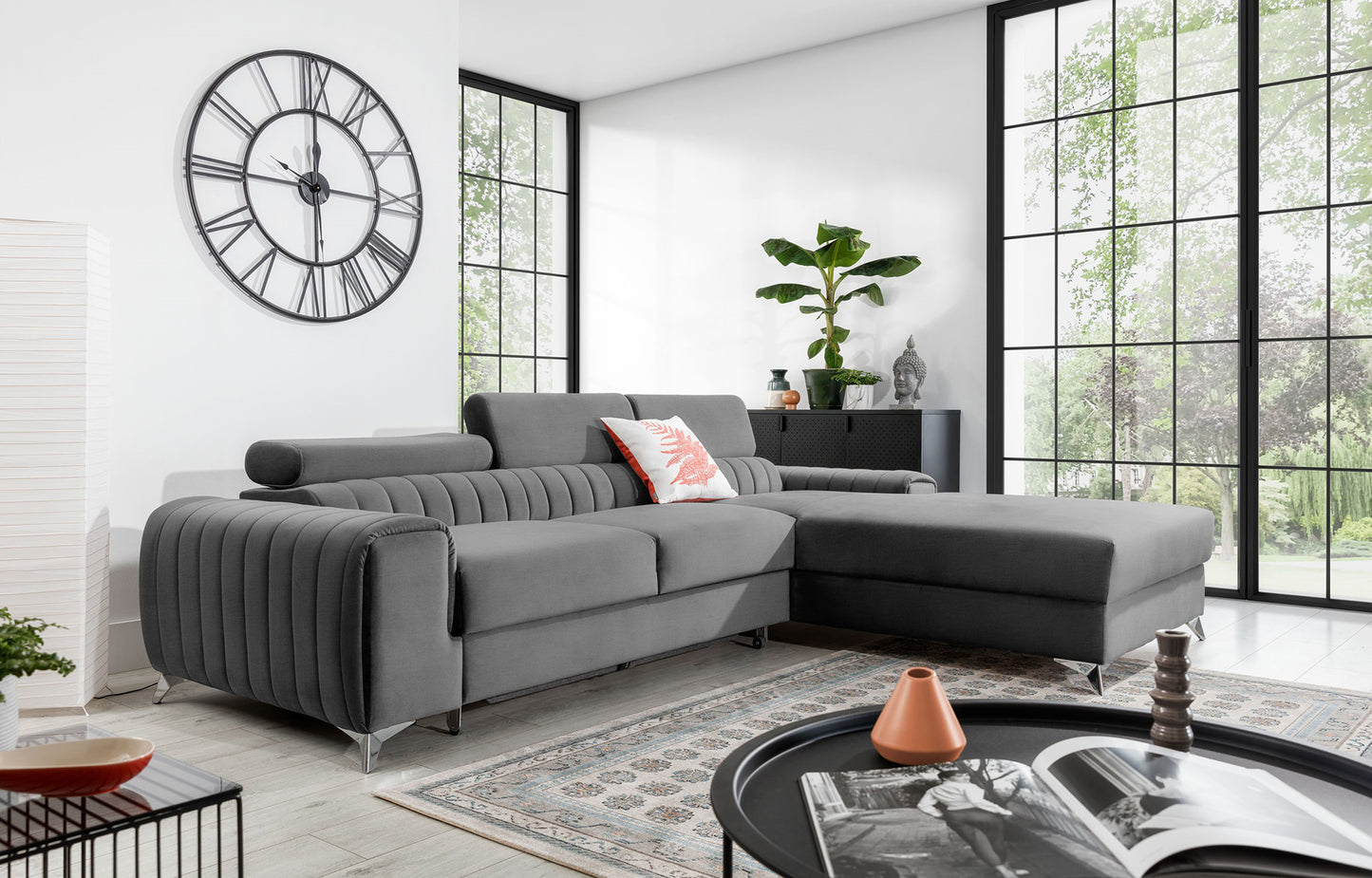 Narożnik Grayson Nube 03 jasnoszary w aranżacji salonu z dużymi oknami i dekoracyjnymi poduszkami – elegancki układ prawy.