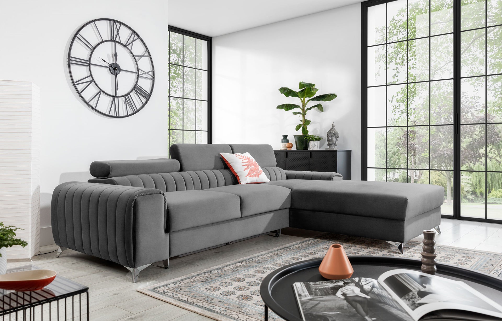 Narożnik Grayson Nube 03 jasnoszary w aranżacji salonu z dużymi oknami i dekoracyjnymi poduszkami – elegancki układ prawy.