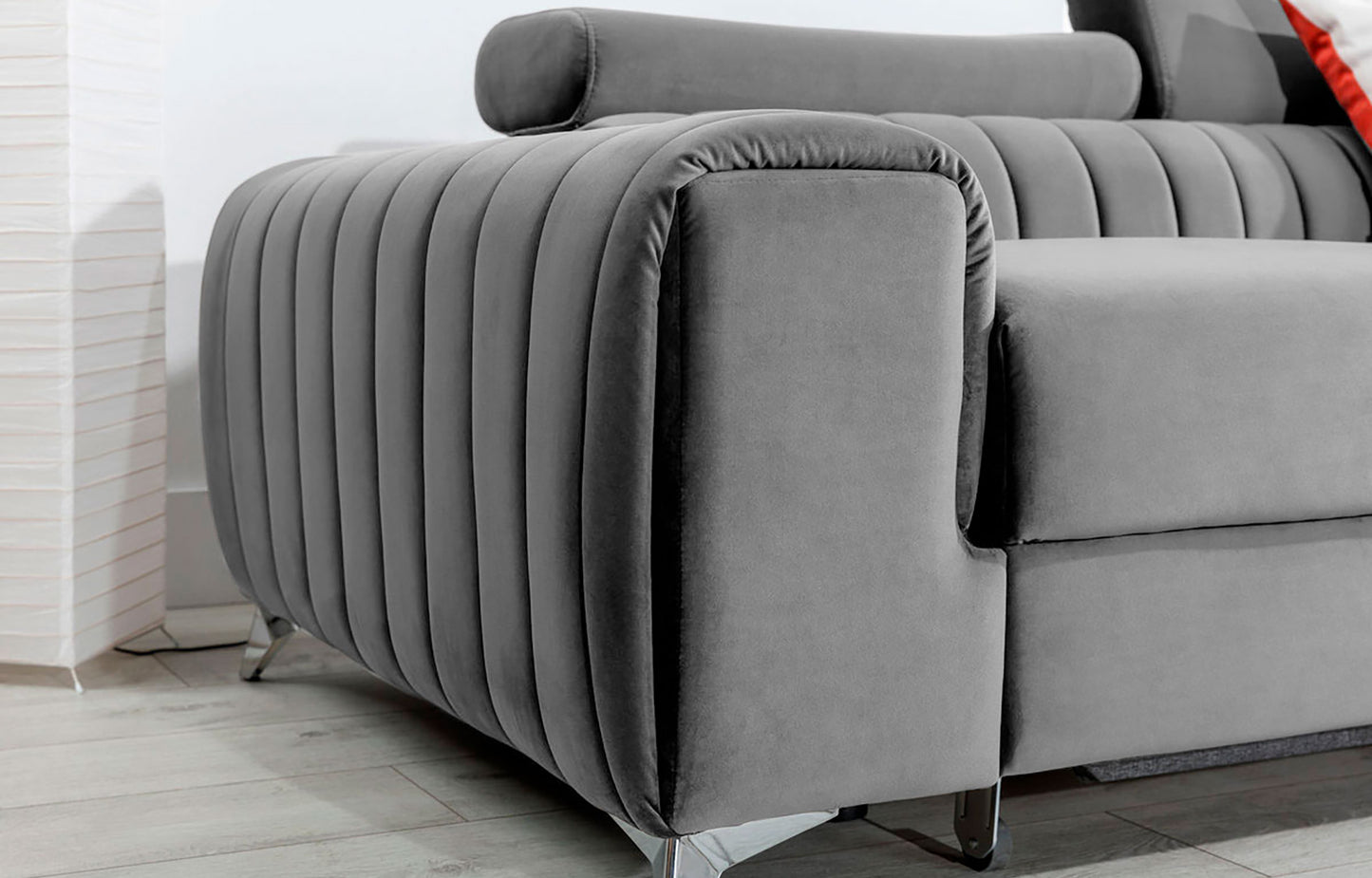 Zbliżenie na podłokietnik narożnika Grayson Nube 03 jasnoszary – miękka tkanina i staranne pionowe przeszycia.