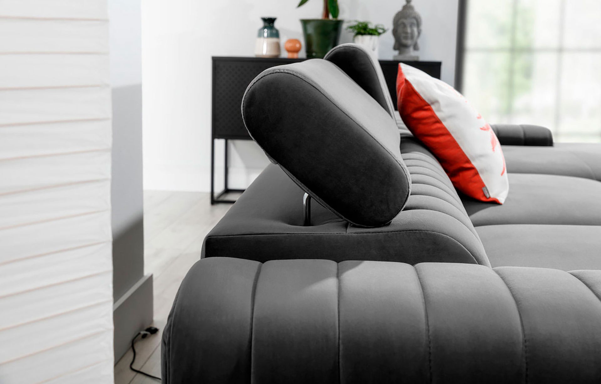 Regulowany zagłówek narożnika Grayson w kolorze Nube 03 jasnoszary – detal prezentujący wygodne oparcie i wysoką jakość wykonania.