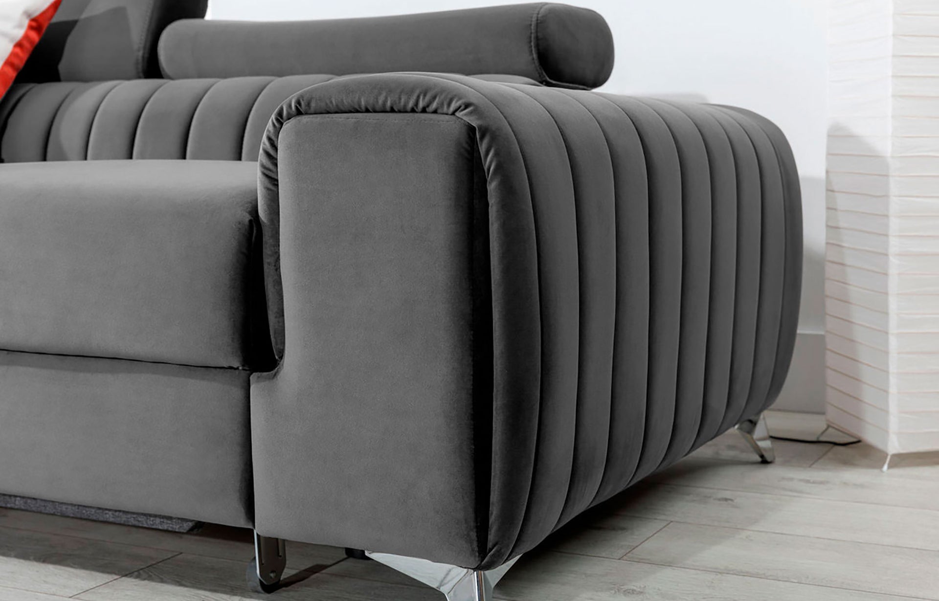 Zbliżenie na podłokietnik narożnika Grayson Nube 04 szary – miękka tkanina i ozdobne pionowe przeszycia.