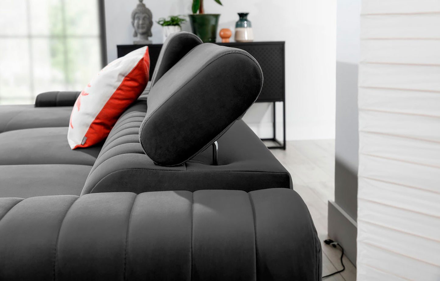 Regulowany zagłówek narożnika Grayson w kolorze Nube 04 szary – detal pokazujący komfortowe oparcie i precyzyjne wykonanie.