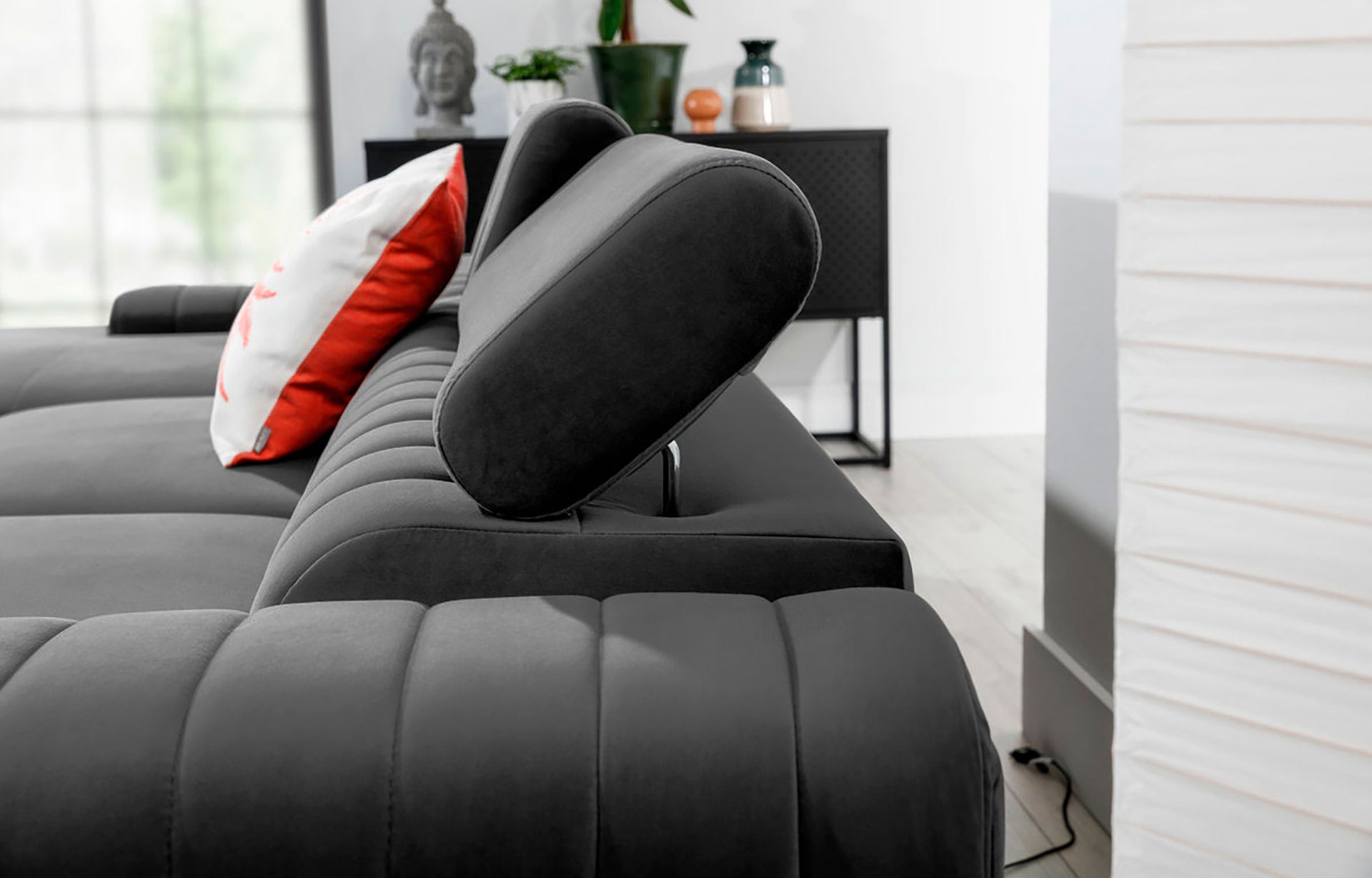 Regulowany zagłówek narożnika Grayson w kolorze Nube 04 szary – detal pokazujący komfortowe oparcie i precyzyjne wykonanie.