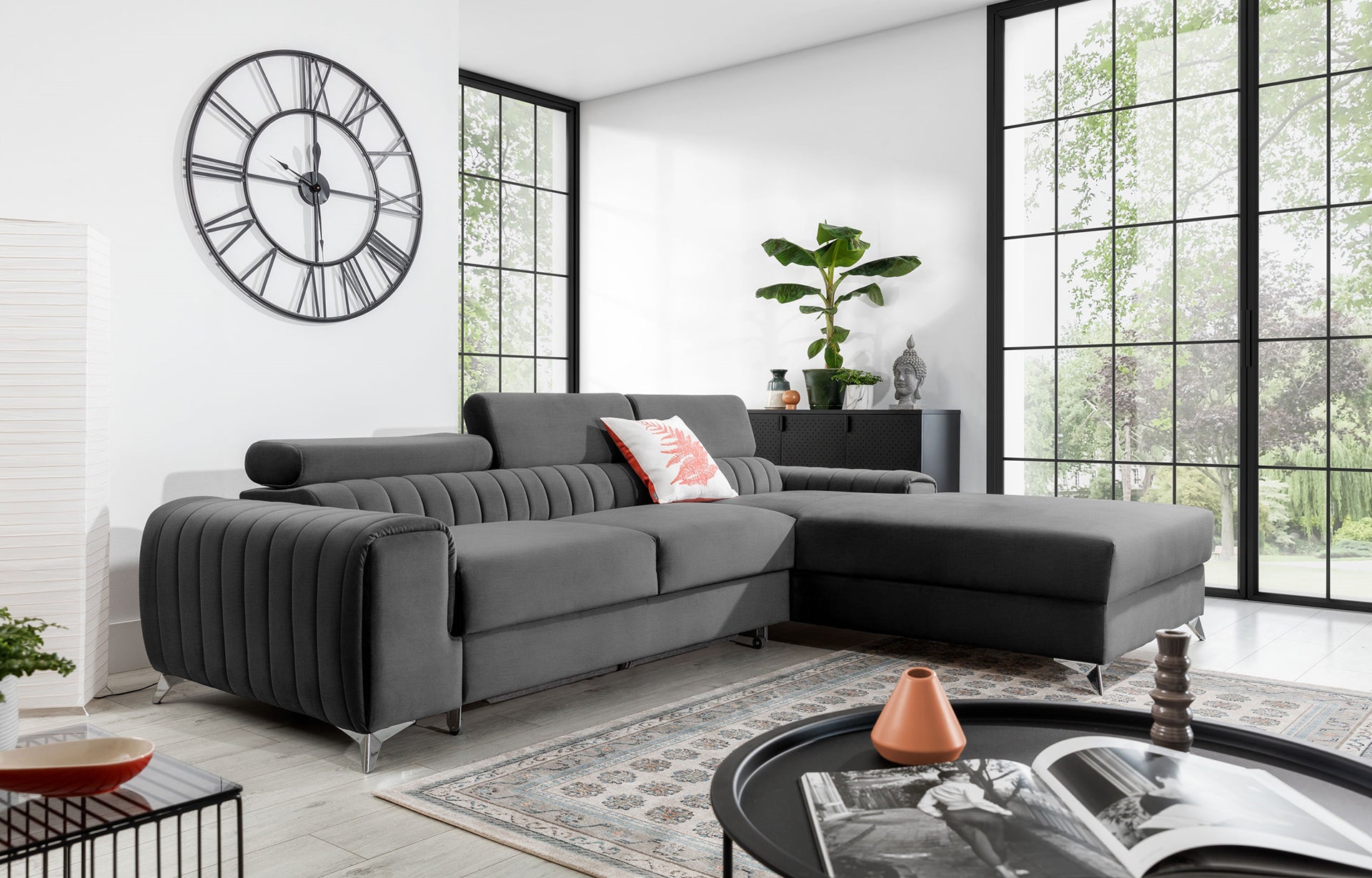 Narożnik Grayson Nube 04 szary w aranżacji salonu z jasnymi dodatkami i dużymi oknami – elegancki układ prawy.