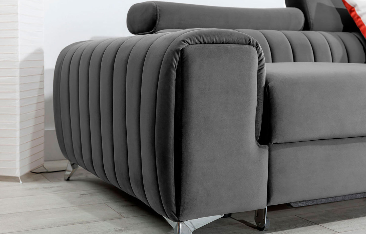 Zbliżenie na podłokietnik narożnika Grayson Nube 04 szary – miękka tkanina i staranne pionowe przeszycia.