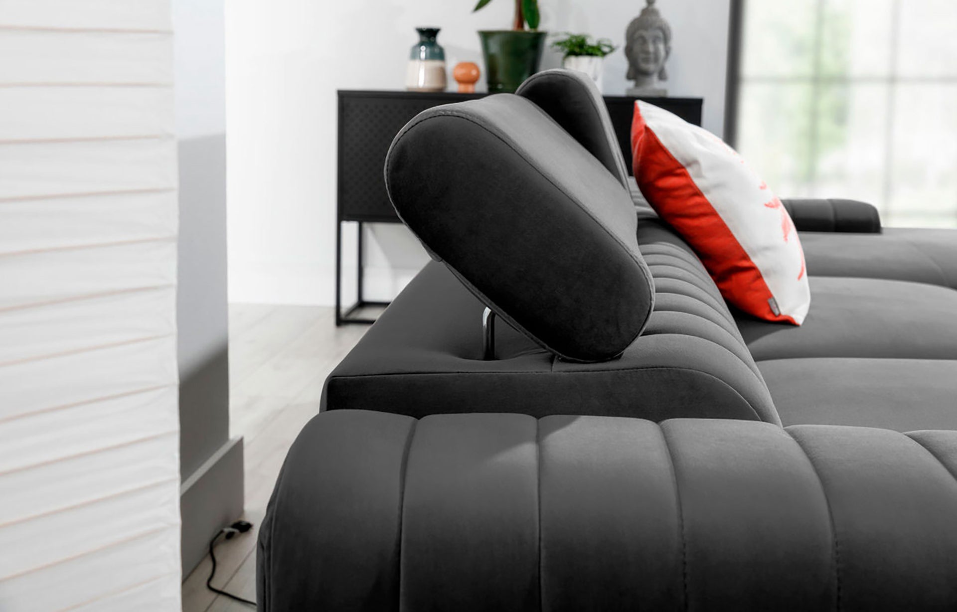 Regulowany zagłówek narożnika Grayson w kolorze Nube 04 szary – detal prezentujący wygodne oparcie i wysoką jakość wykonania.