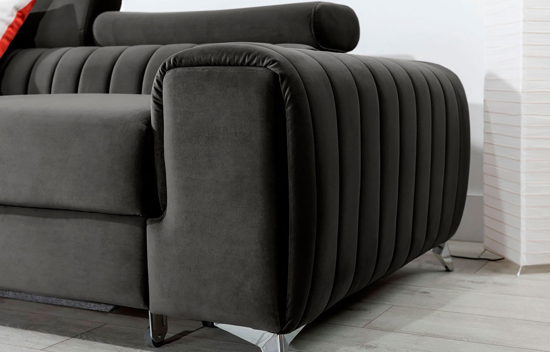 Zbliżenie na podłokietnik narożnika Grayson Nube 05 ciemnoszary – miękka tkanina i starannie wykonane przeszycia.