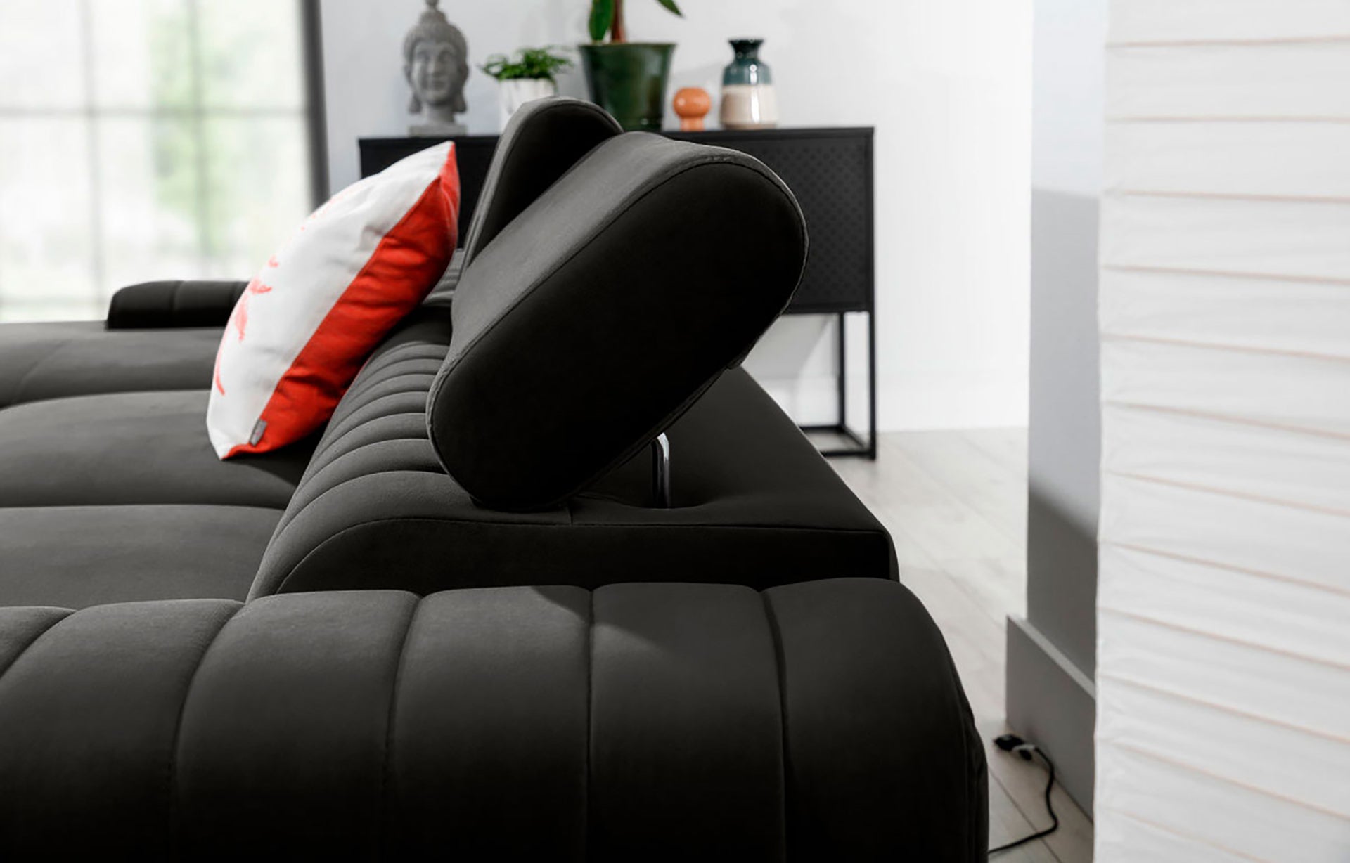 Regulowany zagłówek narożnika Grayson w kolorze Nube 05 ciemnoszary – detal prezentujący komfort i precyzyjne wykończenie.