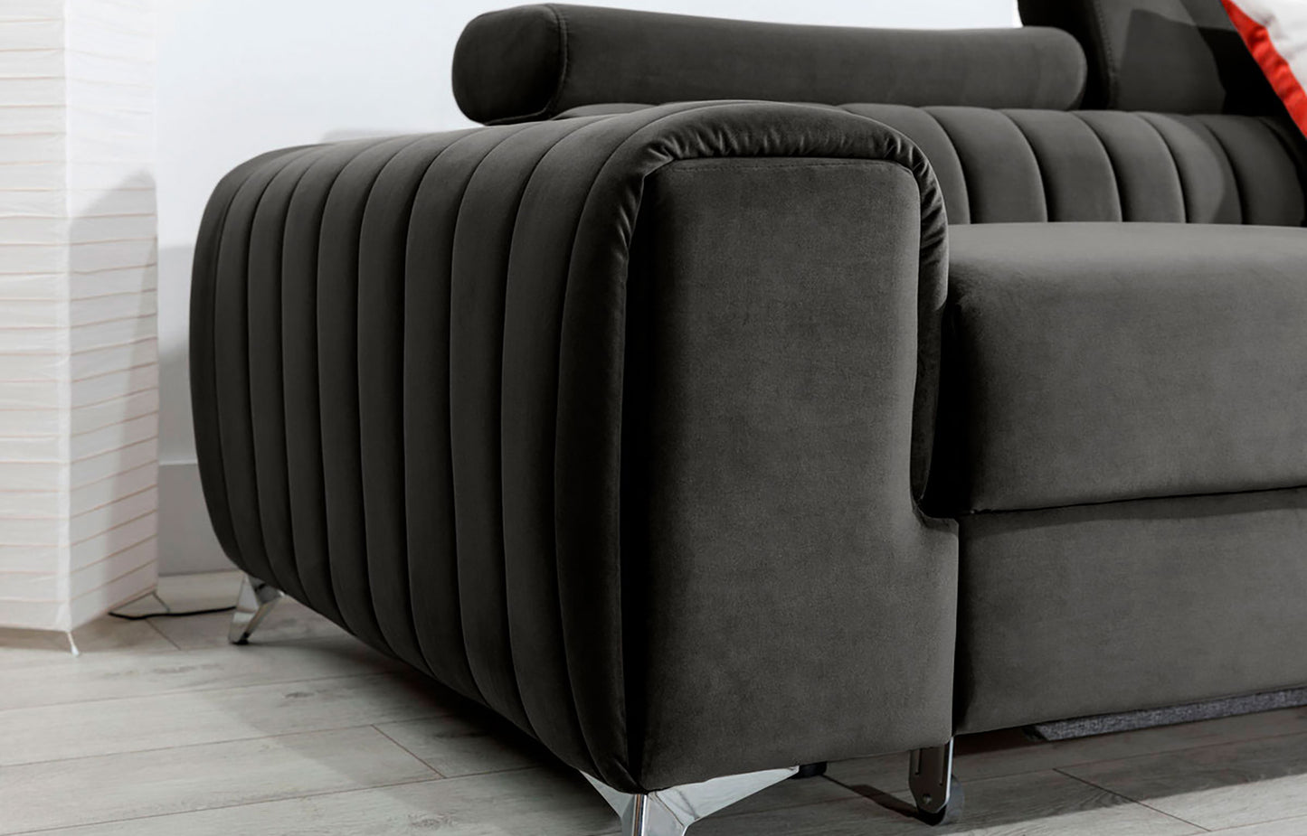 Zbliżenie na podłokietnik narożnika Grayson Nube 05 ciemnoszary – miękka tkanina i staranne pionowe przeszycia.