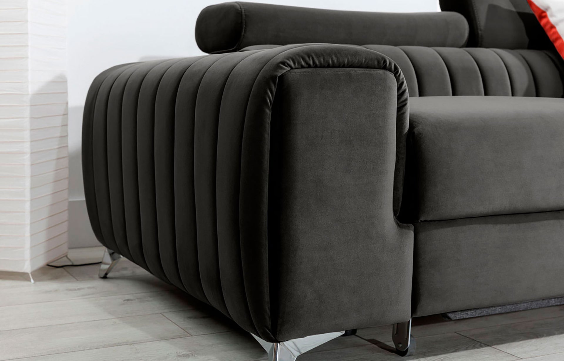 Zbliżenie na podłokietnik narożnika Grayson Nube 05 ciemnoszary – miękka tkanina i staranne pionowe przeszycia.