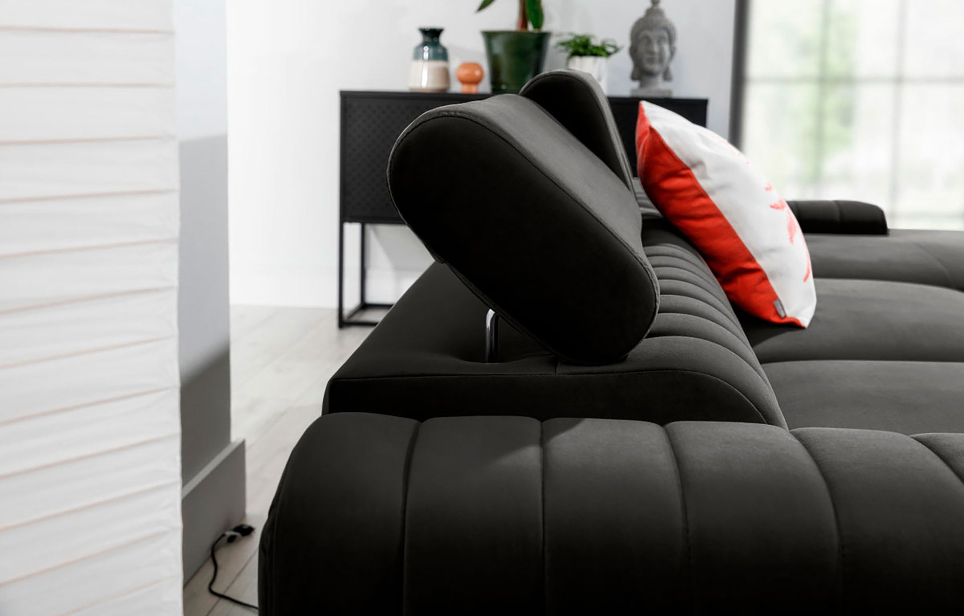 Regulowany zagłówek narożnika Grayson w kolorze Nube 05 ciemnoszary – detal pokazujący wygodne oparcie i wysoką jakość wykonania.