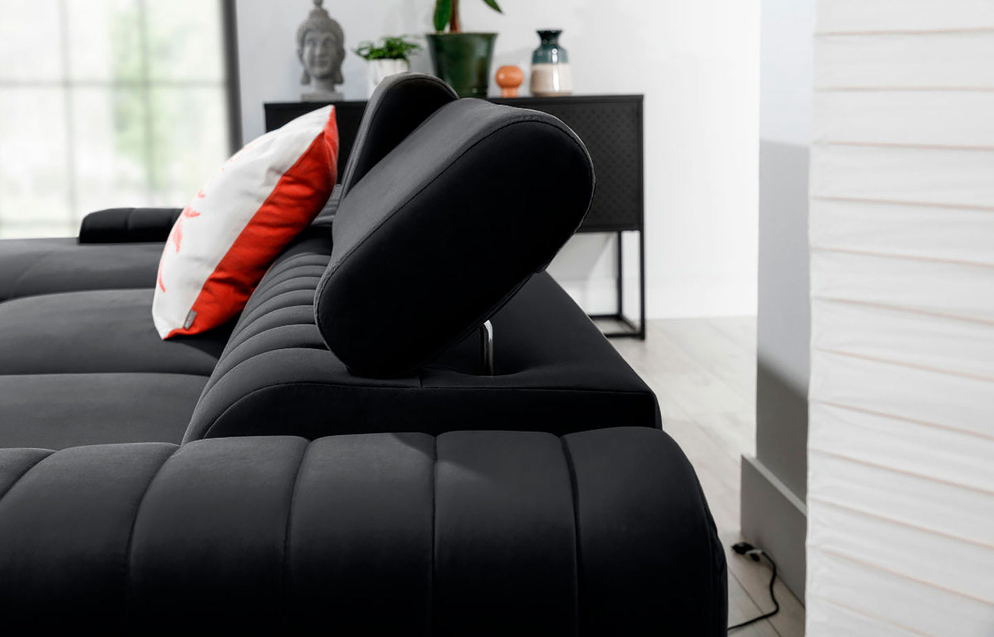 Regulowany zagłówek narożnika Grayson w kolorze Nube 06 ciemnoszary – detal pokazujący wygodne oparcie i staranne wykończenie.