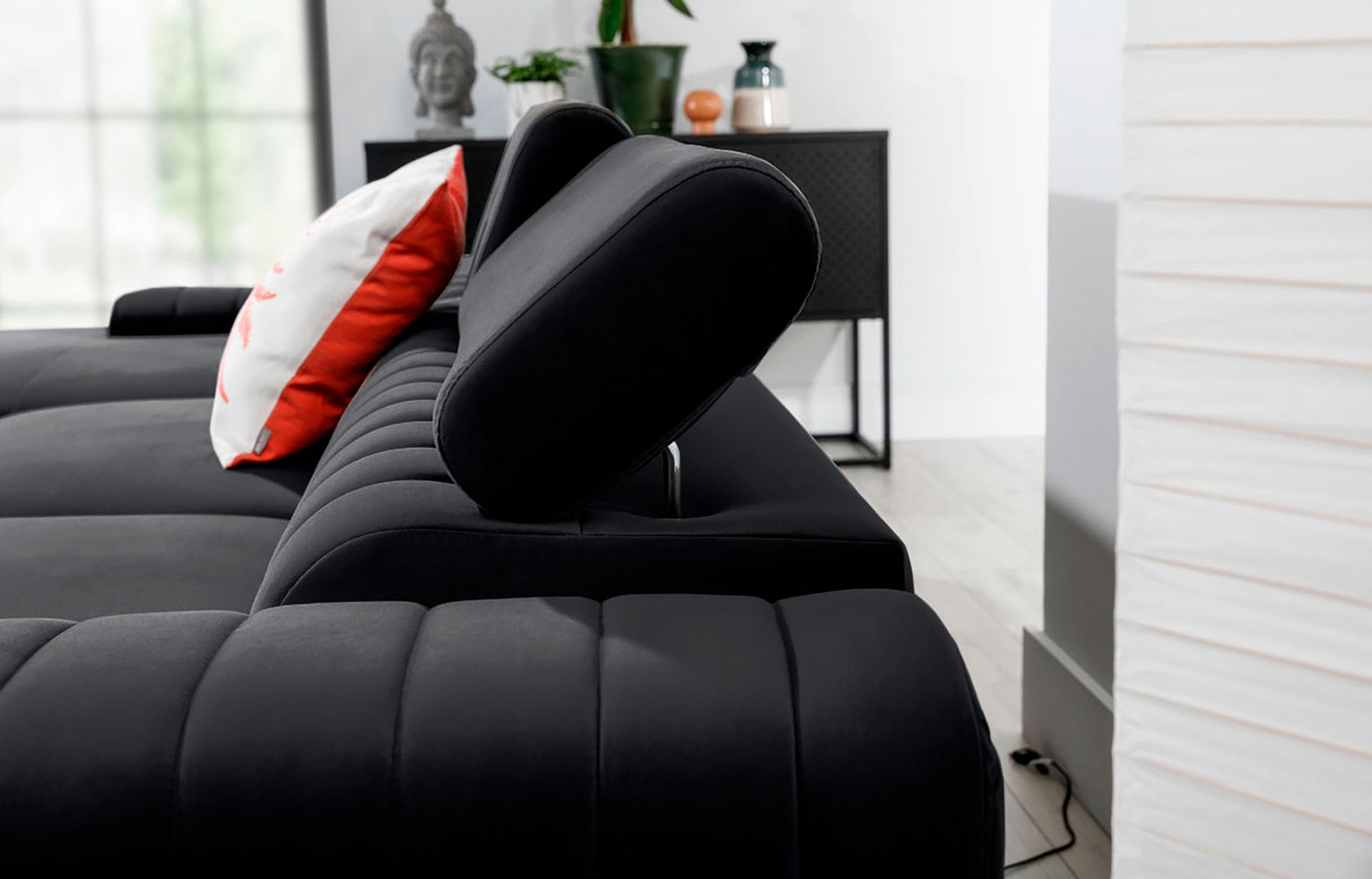 Regulowany zagłówek narożnika Grayson w kolorze Nube 06 ciemnoszary – detal pokazujący wygodne oparcie i staranne wykończenie.