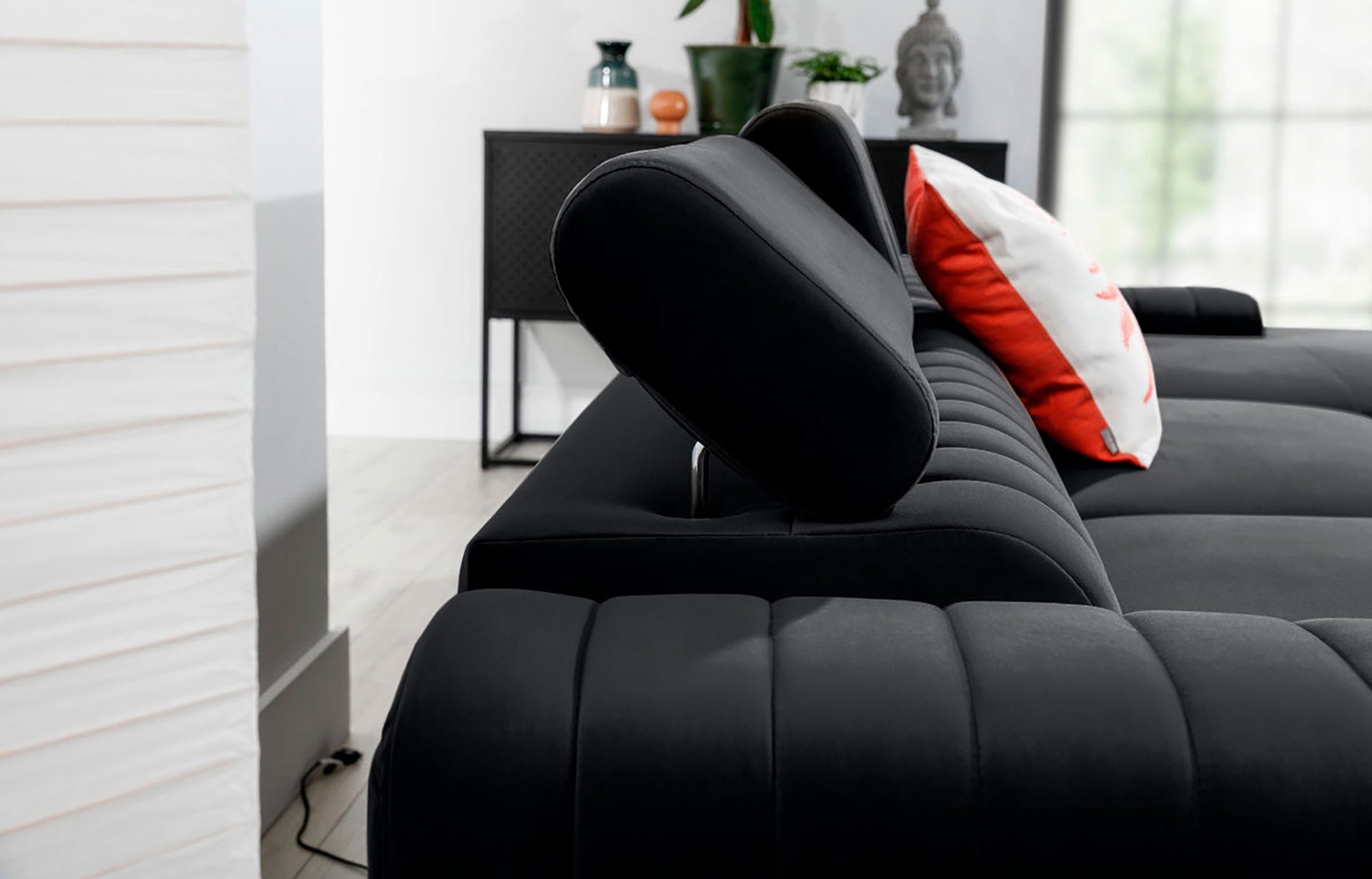 Regulowany zagłówek narożnika Grayson w kolorze Nube 06 ciemnoszary – detal pokazujący wygodne oparcie i wysoką jakość wykonania.