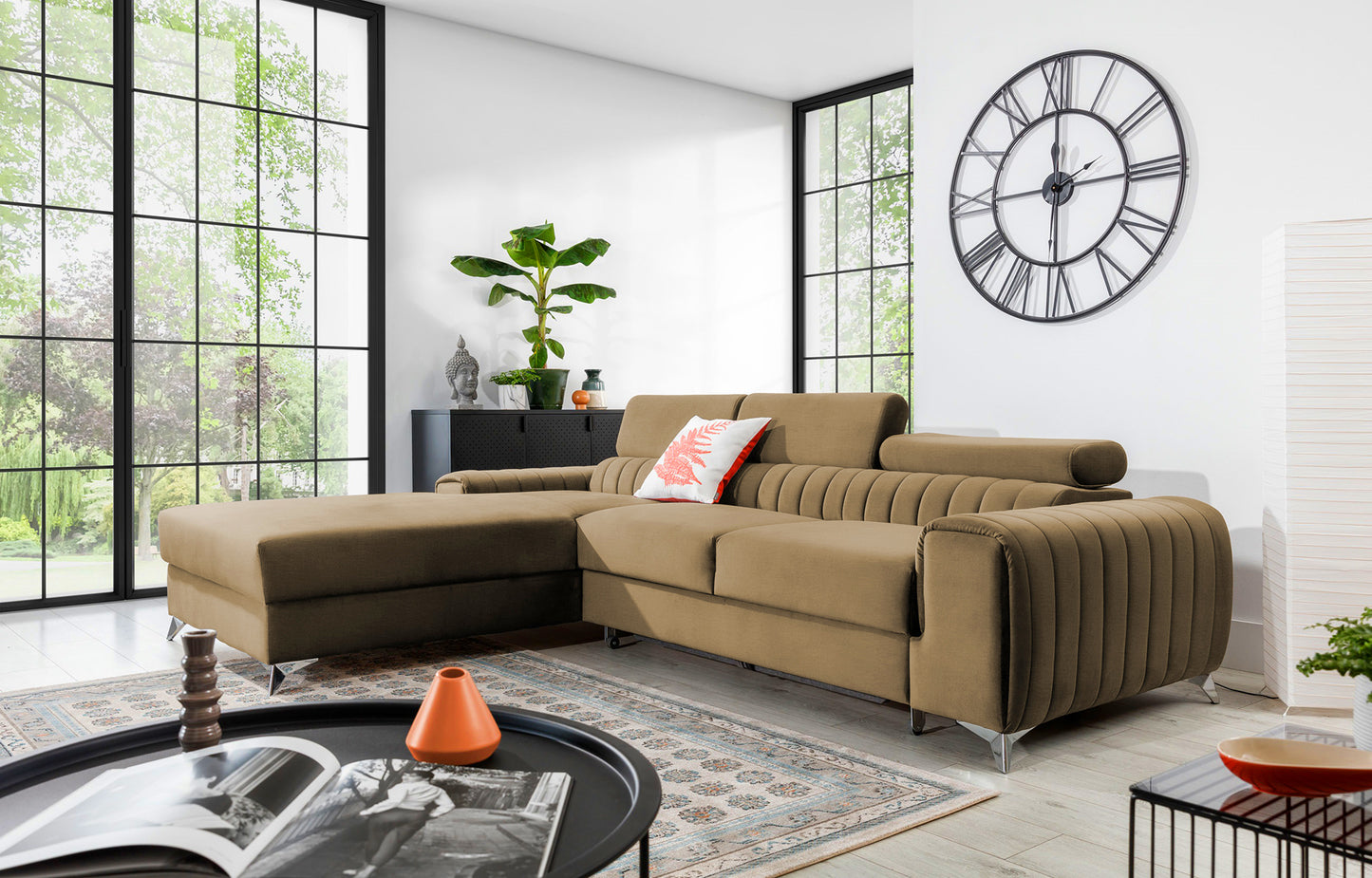 Narożnik Grayson Nube 20 beżowy w aranżacji salonu z jasnymi dodatkami i dużymi oknami – stylowy układ lewy.