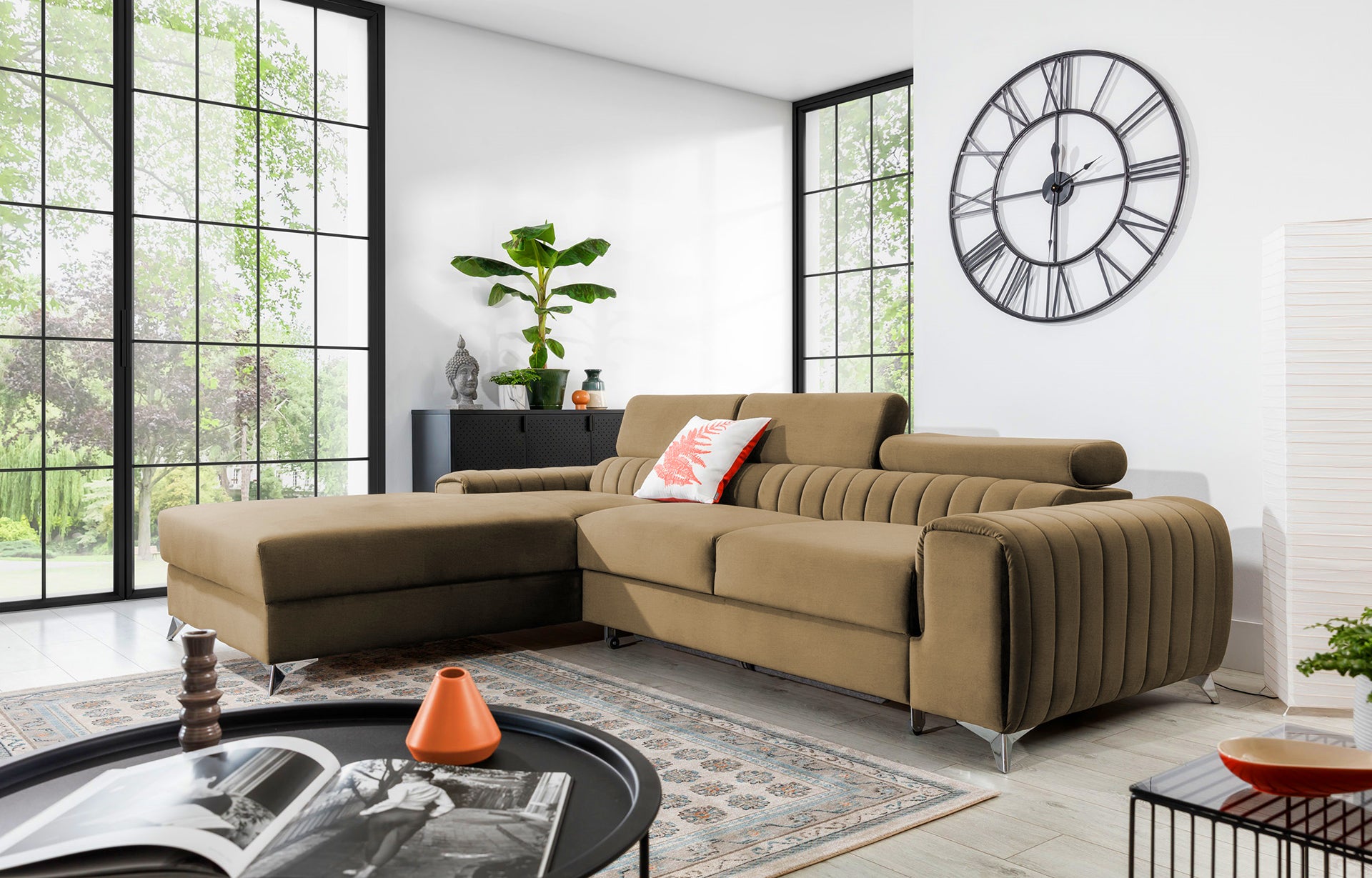 Narożnik Grayson Nube 20 beżowy w aranżacji salonu z jasnymi dodatkami i dużymi oknami – stylowy układ lewy.