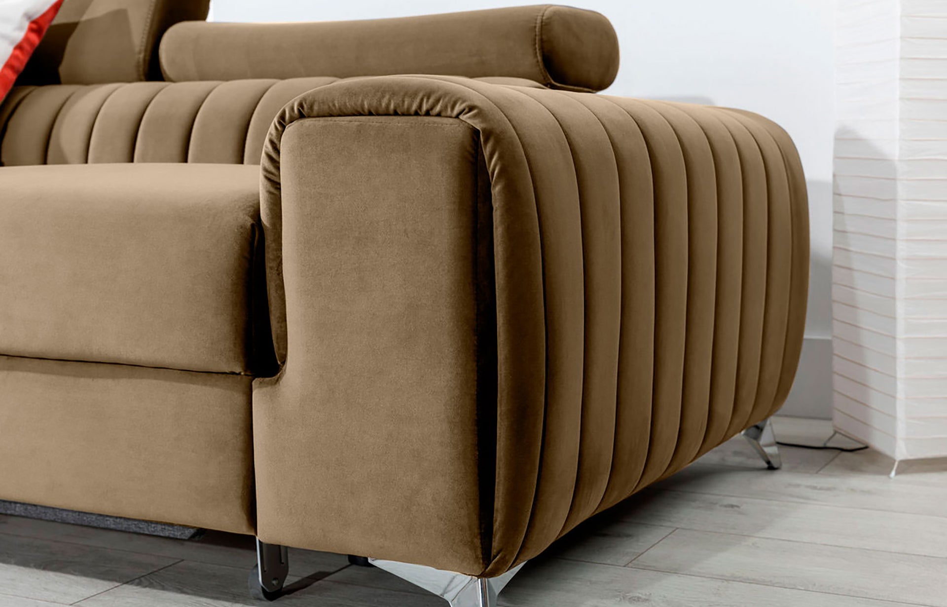 Zbliżenie na podłokietnik narożnika Grayson Nube 20 beżowy – miękka tkanina i pionowe przeszycia w nowoczesnym stylu.