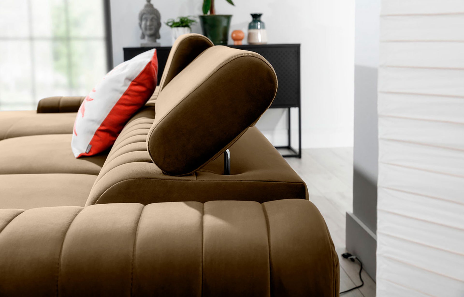 Regulowany zagłówek narożnika Grayson w kolorze Nube 20 beżowy – detal pokazujący wygodne oparcie i wysoką jakość wykonania.