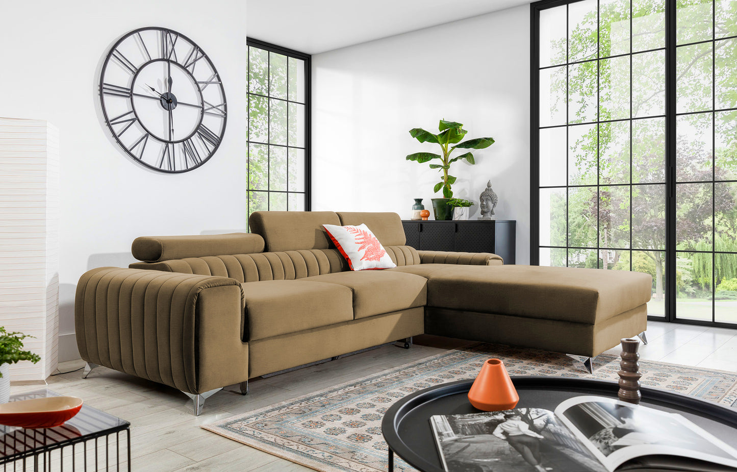 Narożnik Grayson Nube 20 beżowy w aranżacji salonu z jasnymi dodatkami i dużymi oknami – stylowy układ prawy.