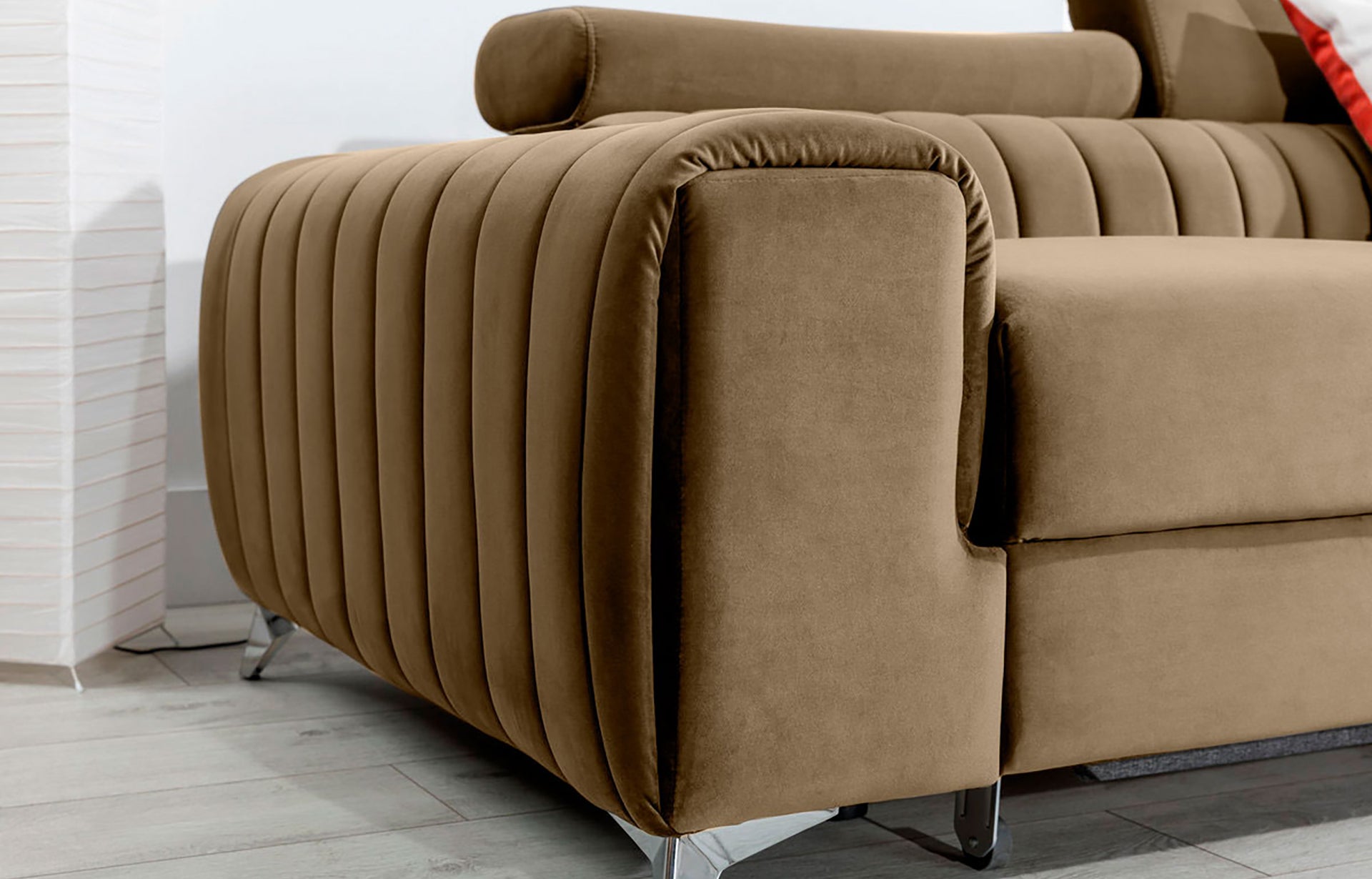 Zbliżenie na podłokietnik narożnika Grayson Nube 20 beżowy – miękka tkanina i staranne pionowe przeszycia.