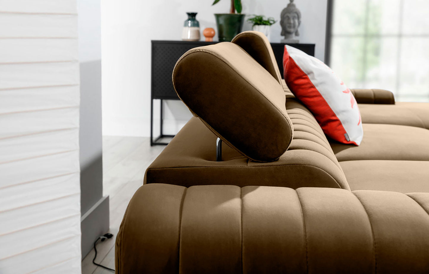 Regulowany zagłówek narożnika Grayson w kolorze Nube 20 beżowy – detal pokazujący wygodne oparcie i wysoką jakość wykonania.