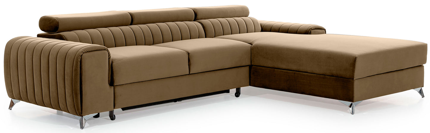 Narożnik Grayson Nube 20 beżowy, układ prawy – widok z boku, ozdobne pionowe przeszycia i chromowane nóżki w nowoczesnym stylu.