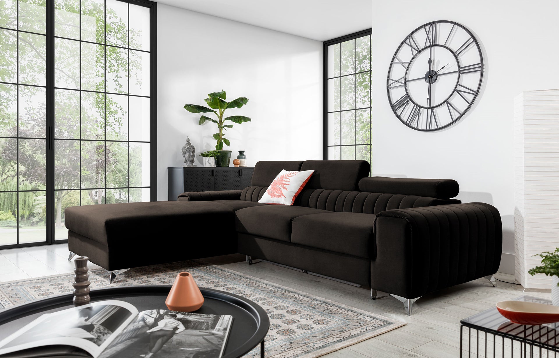 Narożnik Grayson Nube 22 brązowy w aranżacji salonu z naturalnymi dodatkami i dużymi oknami – elegancki układ lewy.