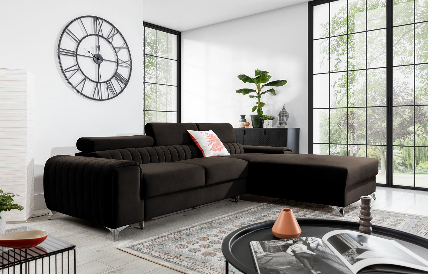 Narożnik Grayson Nube 22 brązowy w aranżacji salonu z naturalnymi dodatkami i dużymi oknami – stylowy układ prawy.