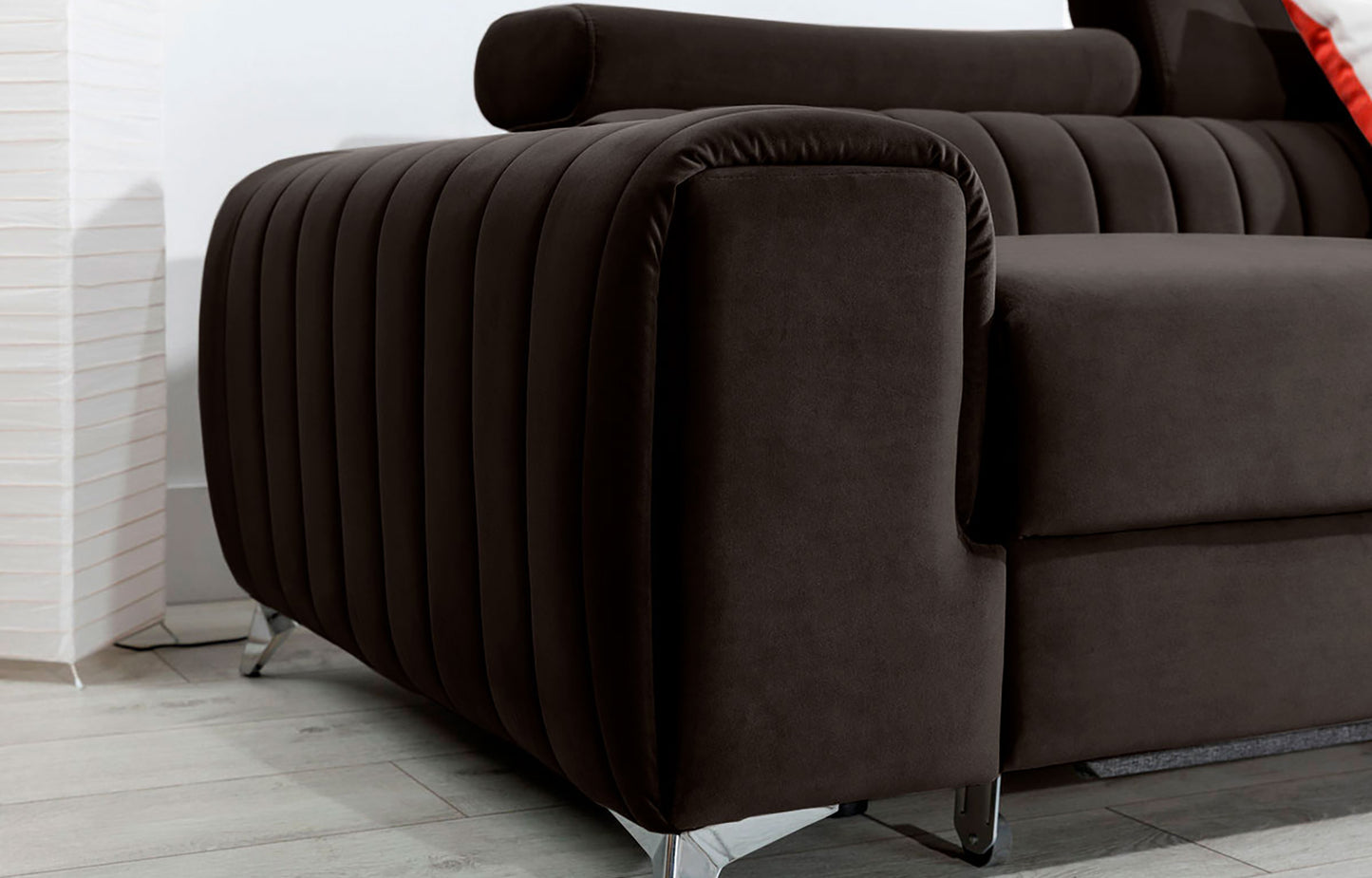 Zbliżenie na podłokietnik narożnika Grayson Nube 22 brązowy – miękka tkanina i staranne pionowe przeszycia.