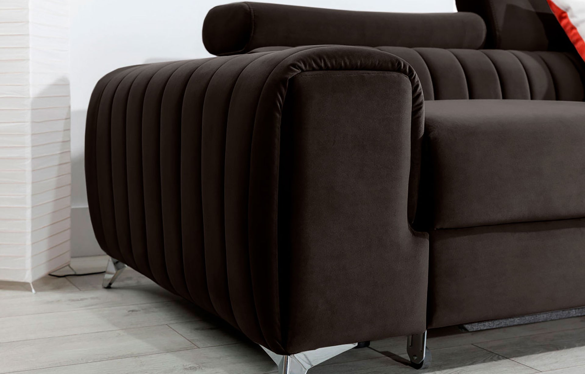 Zbliżenie na podłokietnik narożnika Grayson Nube 22 brązowy – miękka tkanina i staranne pionowe przeszycia.