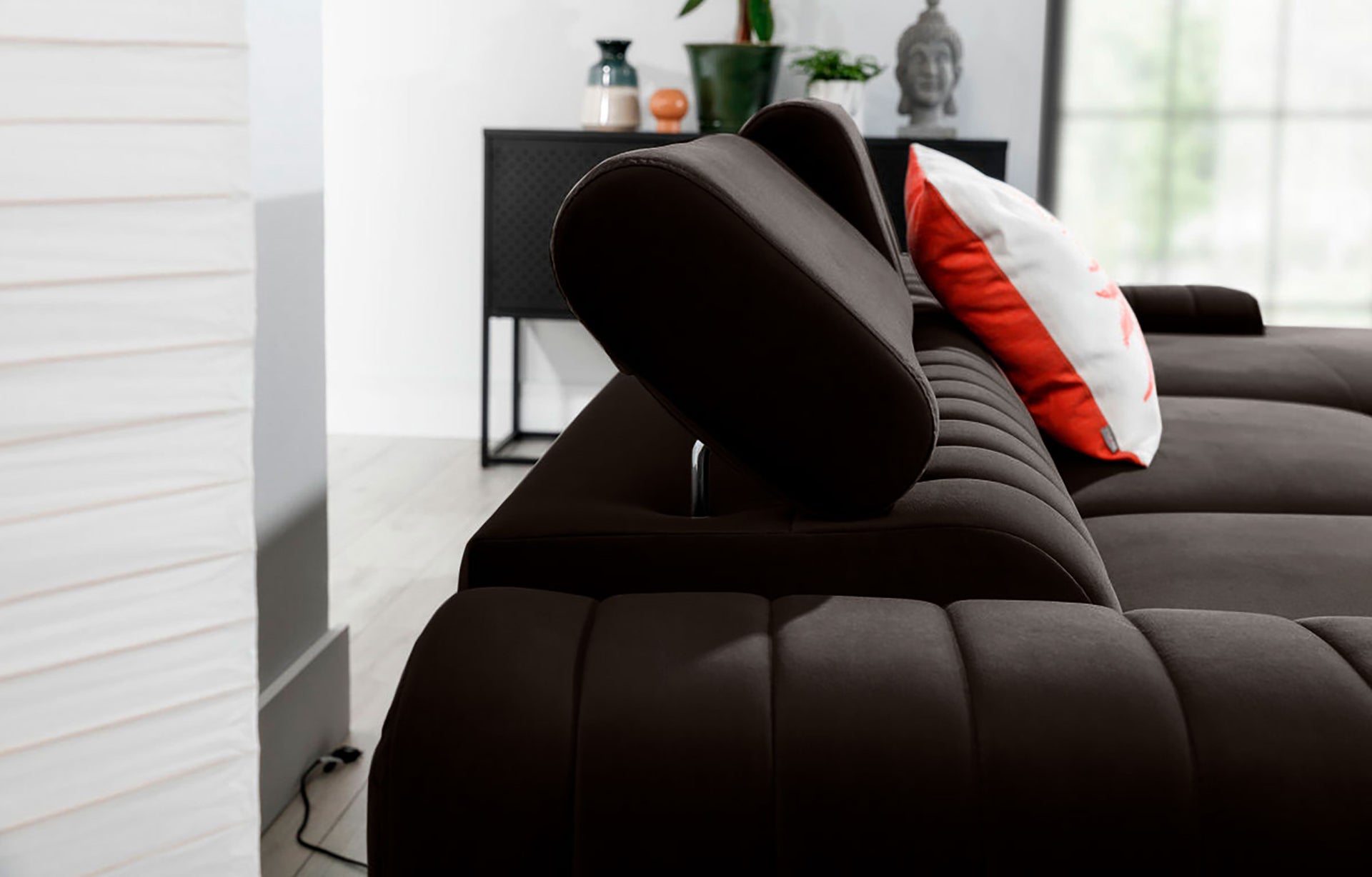 Regulowany zagłówek narożnika Grayson w kolorze Nube 22 brązowy – detal pokazujący wygodne oparcie i wysoką jakość wykonania.