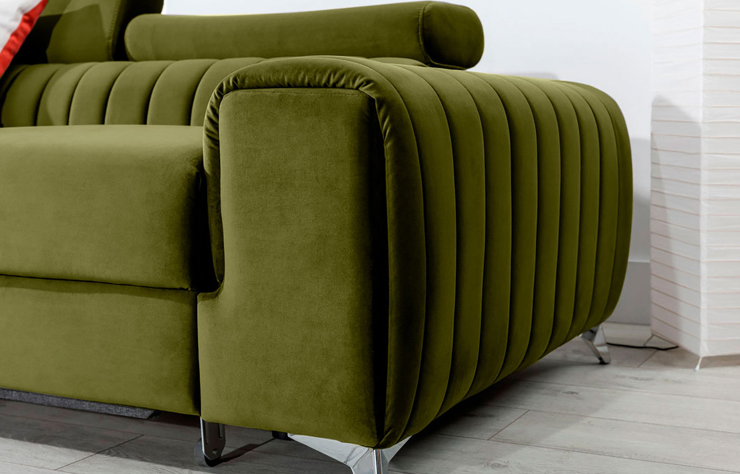 Zbliżenie na podłokietnik narożnika Grayson Nube 33 jasnozielony – miękka tkanina i staranne pionowe przeszycia.