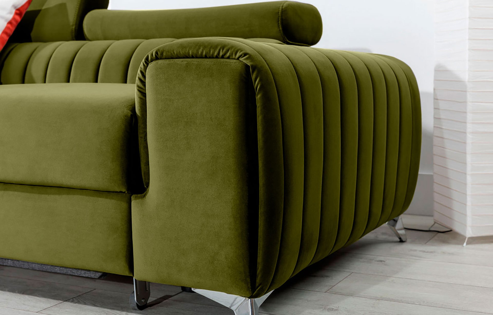 Zbliżenie na podłokietnik narożnika Grayson Nube 33 jasnozielony – miękka tkanina i staranne pionowe przeszycia.