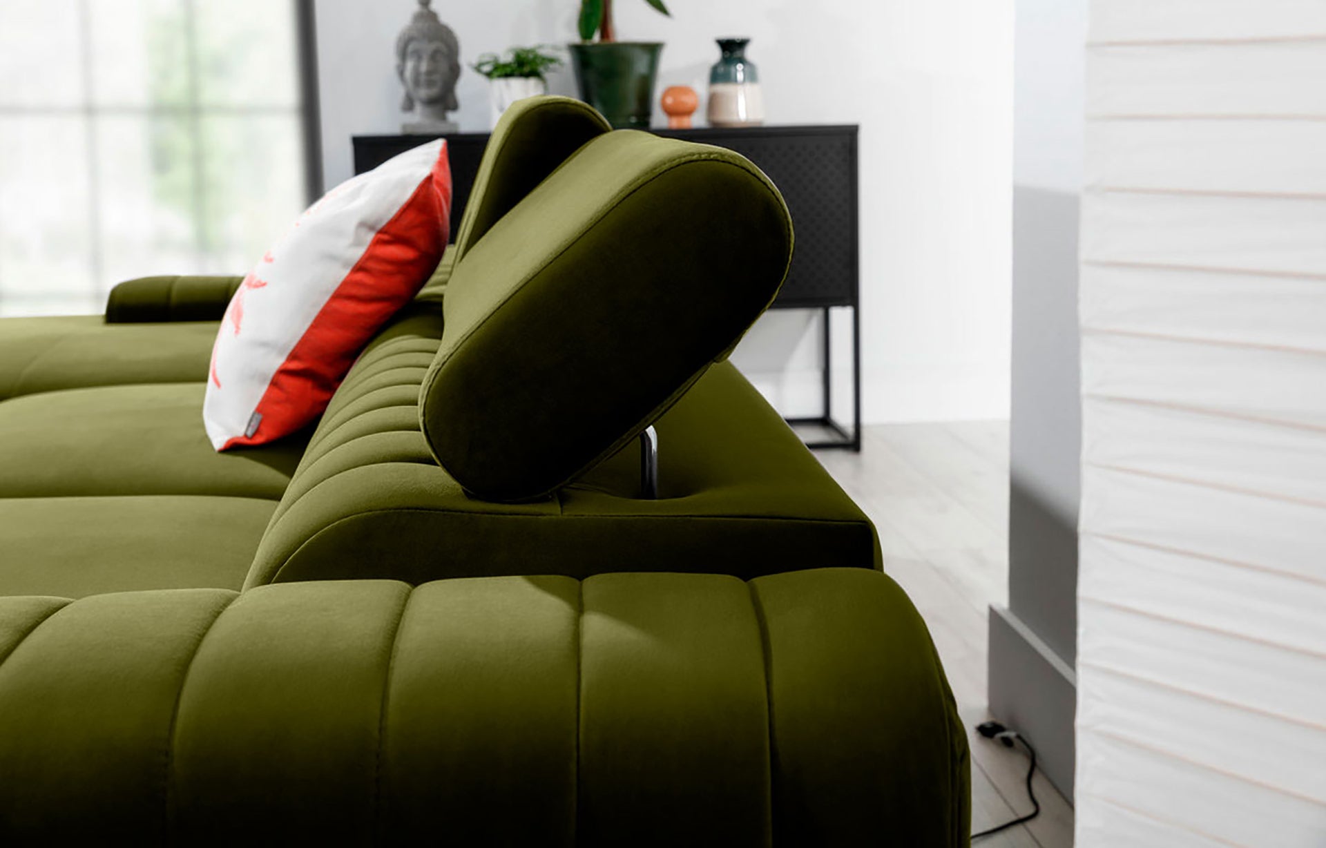 Regulowany zagłówek narożnika Grayson w kolorze Nube 33 jasnozielony – detal prezentujący wygodne oparcie i wysoką jakość wykonania.