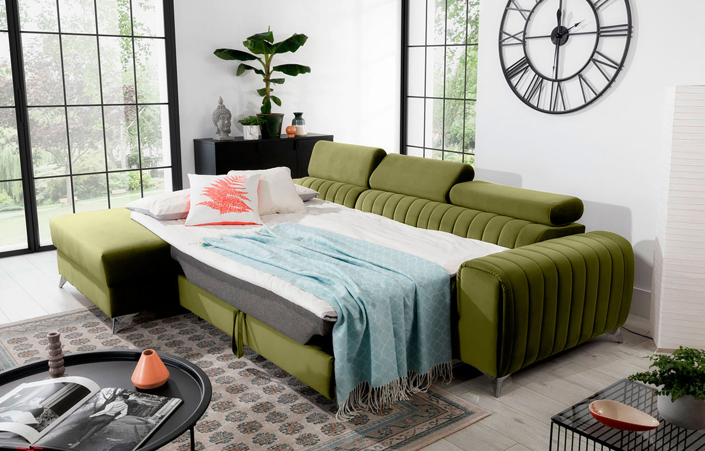 Narożnik Grayson Nube 33 jasnozielony rozłożony do funkcji spania – komfortowa powierzchnia do snu w nowoczesnej aranżacji wnętrza.