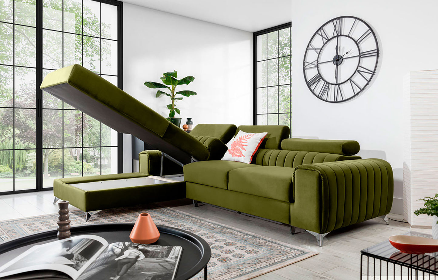 Narożnik Grayson Nube 33 jasnozielony z otwartym pojemnikiem na pościel – funkcjonalny szezlong w układzie lewym.