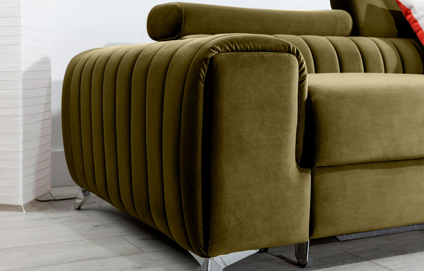 Zbliżenie na podłokietnik narożnika Grayson Nube 33 jasnozielony – miękka tkanina i staranne pionowe przeszycia.