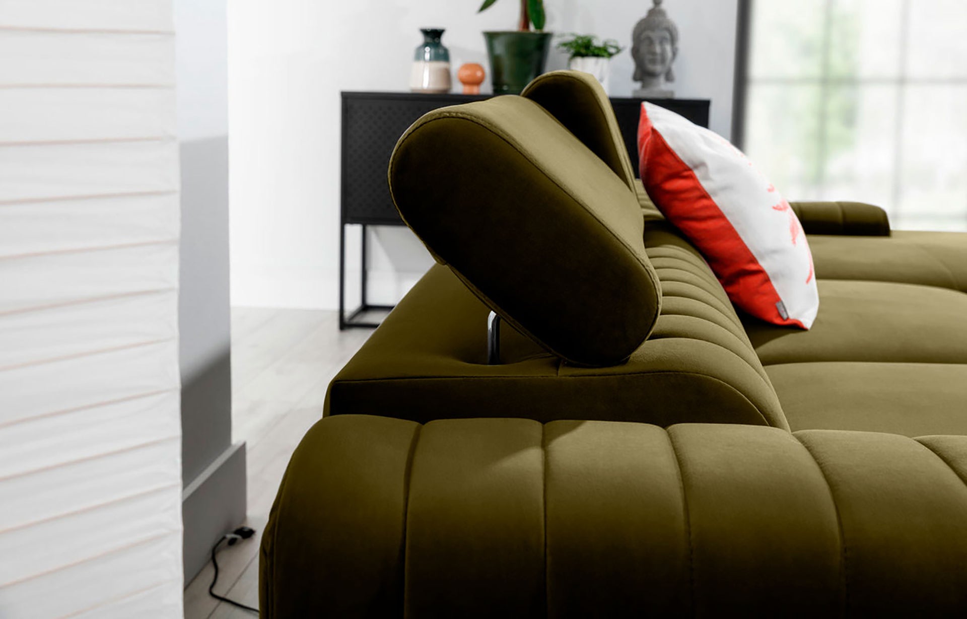 Regulowany zagłówek narożnika Grayson w kolorze Nube 33 jasnozielony – detal pokazujący wygodne oparcie i wysoką jakość wykonania.

Czy chcesz, żebym przygotowała również krótką wersję altów (do 100 znaków), zoptymalizowaną pod feedy produktowe i reklamy Google Merchant lub Ceneo?