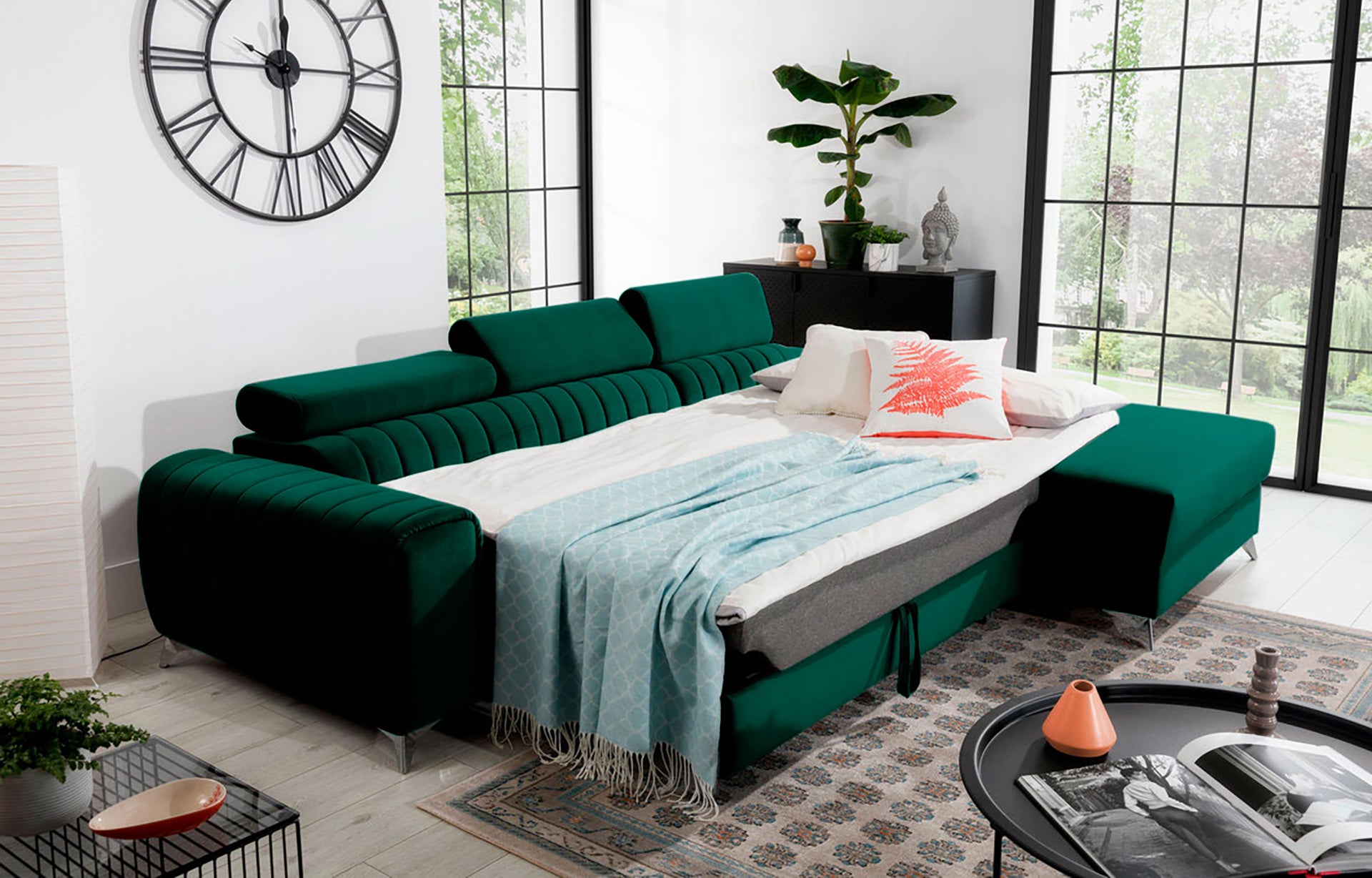 Narożnik Grayson Nube 35 zielony rozłożony do funkcji spania – komfortowa powierzchnia do snu w eleganckiej aranżacji wnętrza.