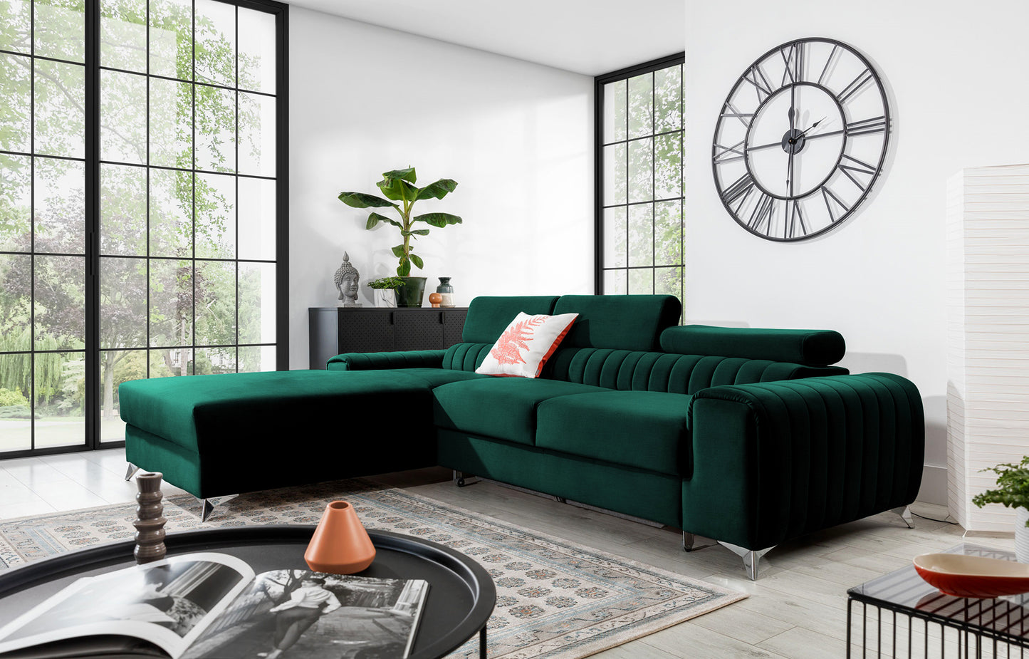 Narożnik Grayson Nube 35 zielony w aranżacji salonu z naturalnymi dodatkami i dużymi oknami – stylowy układ lewy.