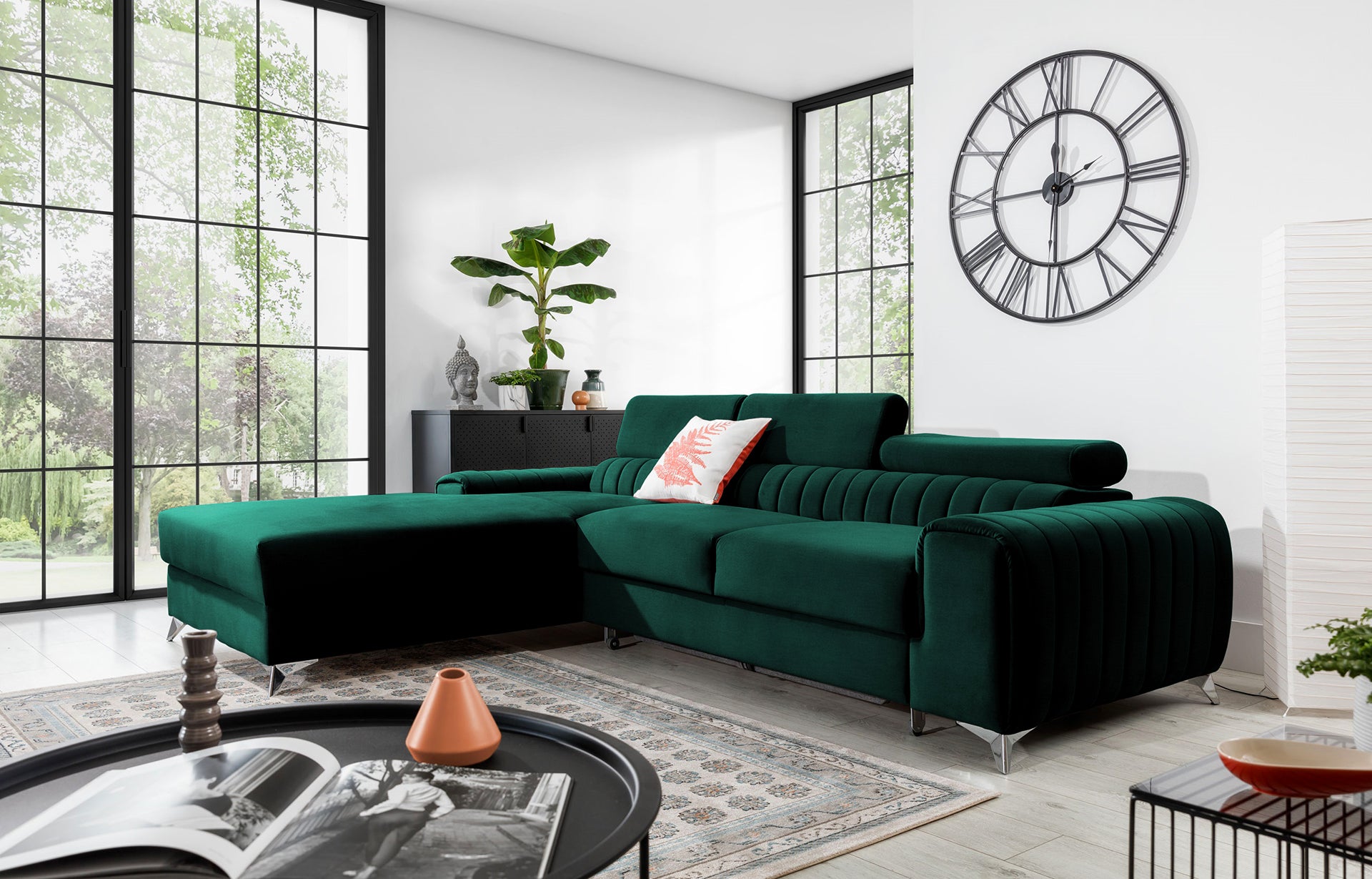 Narożnik Grayson Nube 35 zielony w aranżacji salonu z naturalnymi dodatkami i dużymi oknami – stylowy układ lewy.